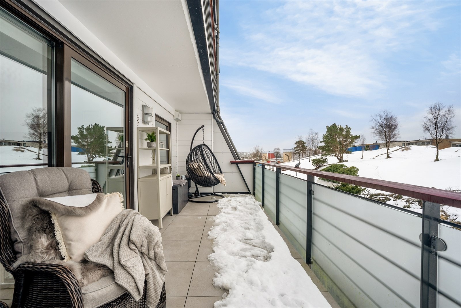 Balkong med god plass til ønsket møblement. Galleribilde