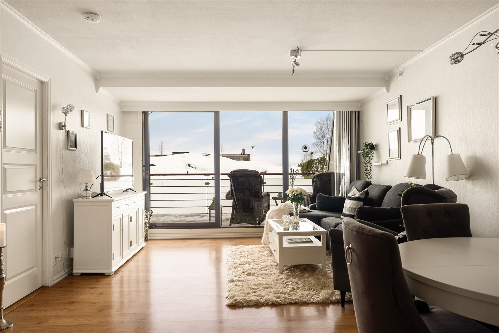 Fra stuen er det utgang til en vestvendt og solrik balkong på 16m². Galleribilde