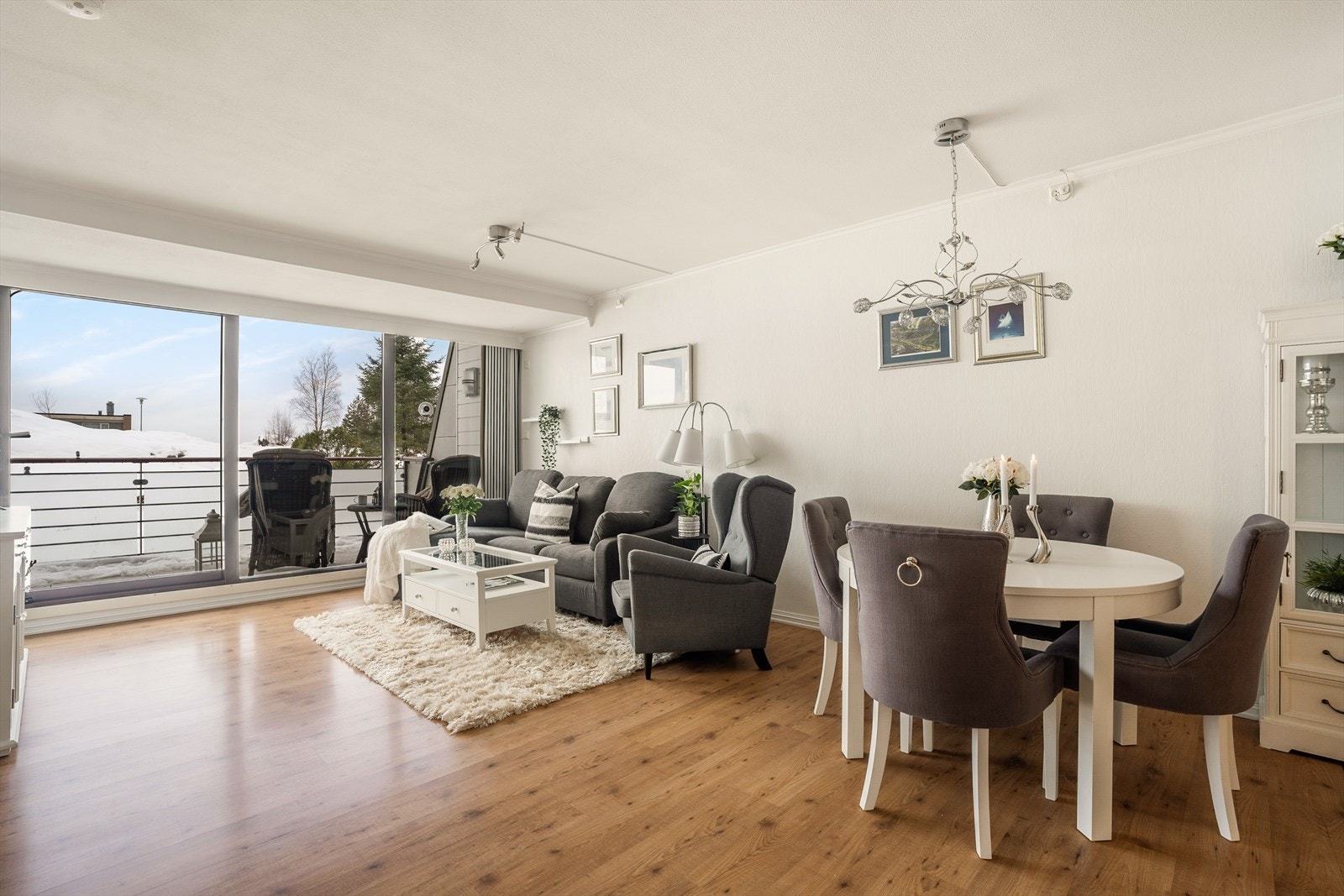 Her er det god plass til å møblere med både spisebord og sofakrok. Galleribilde