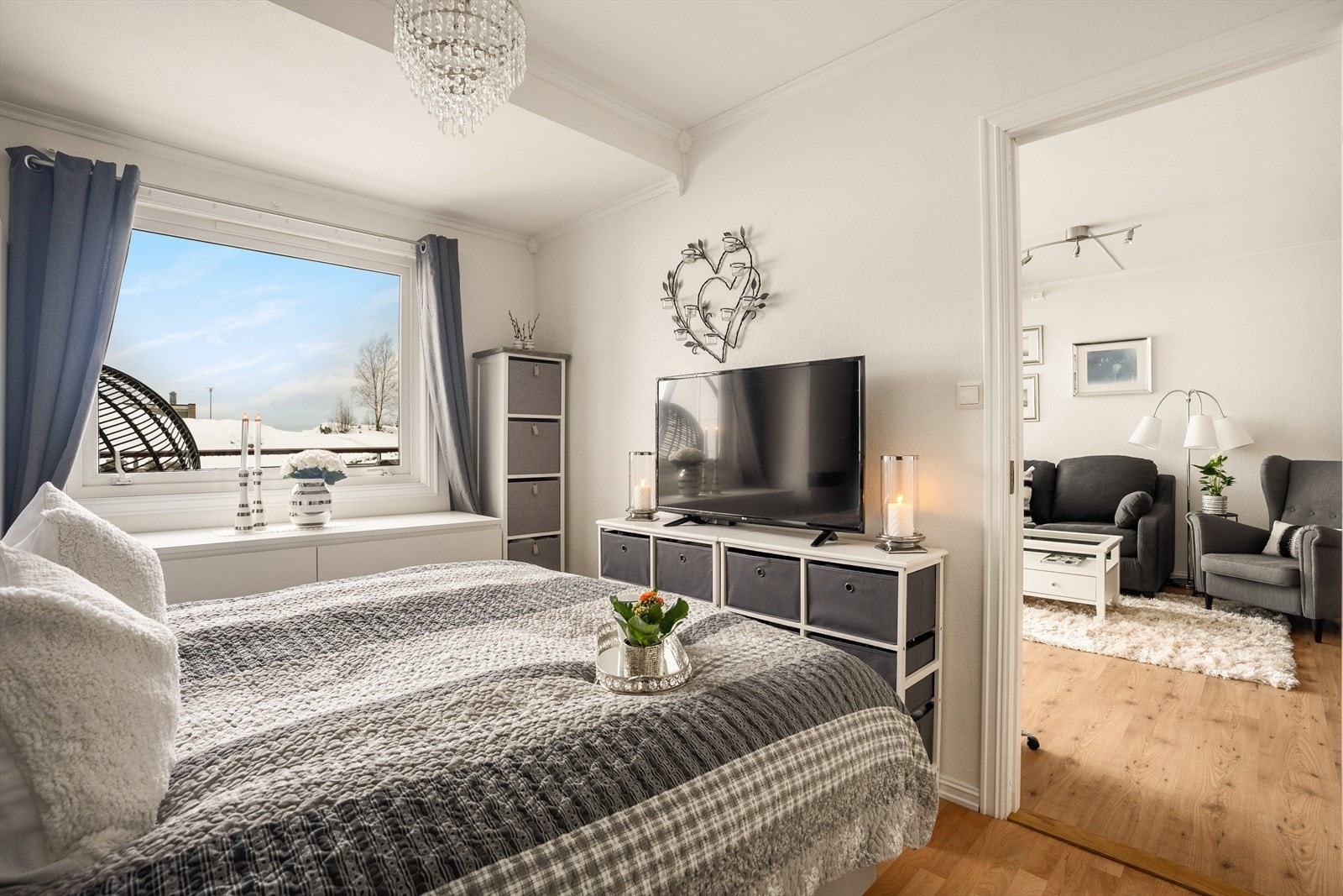 Her er det god plass til seng, nattbord og garderobeløsning. Galleribilde