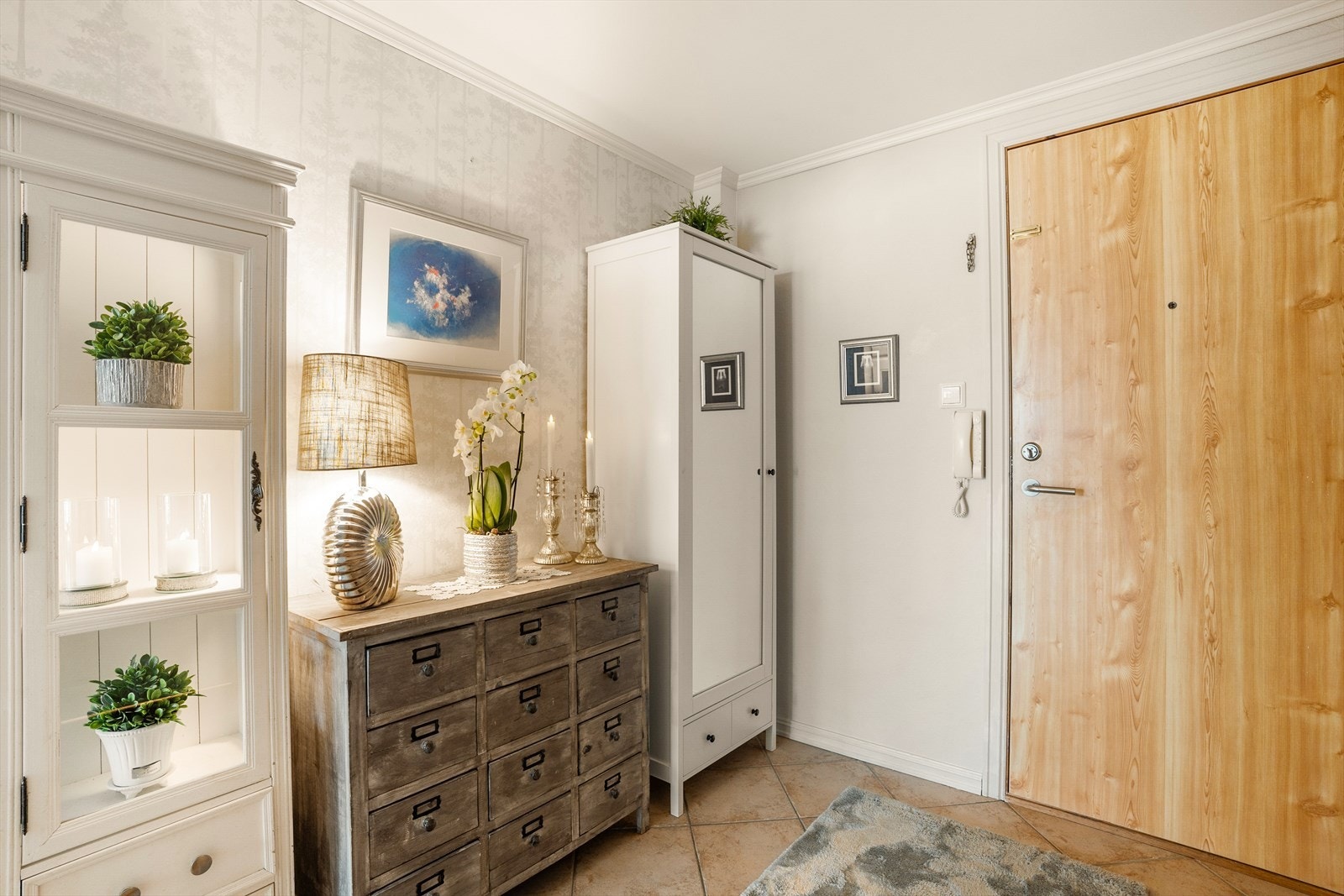 Inngangsparti med flislagt gulv. Galleribilde