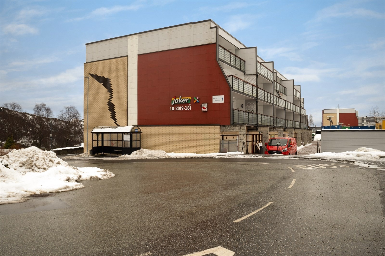 Praktisk med dagligvarebutikk på borettslagets område. Galleribilde