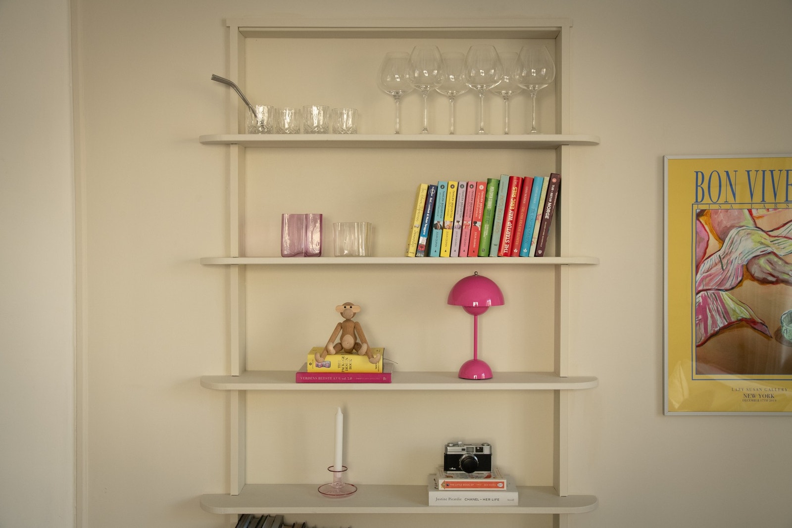 Stuen har god standard med lyse og fine originale tregulv og glatte overflater malt i en nydelig farge. Galleribilde