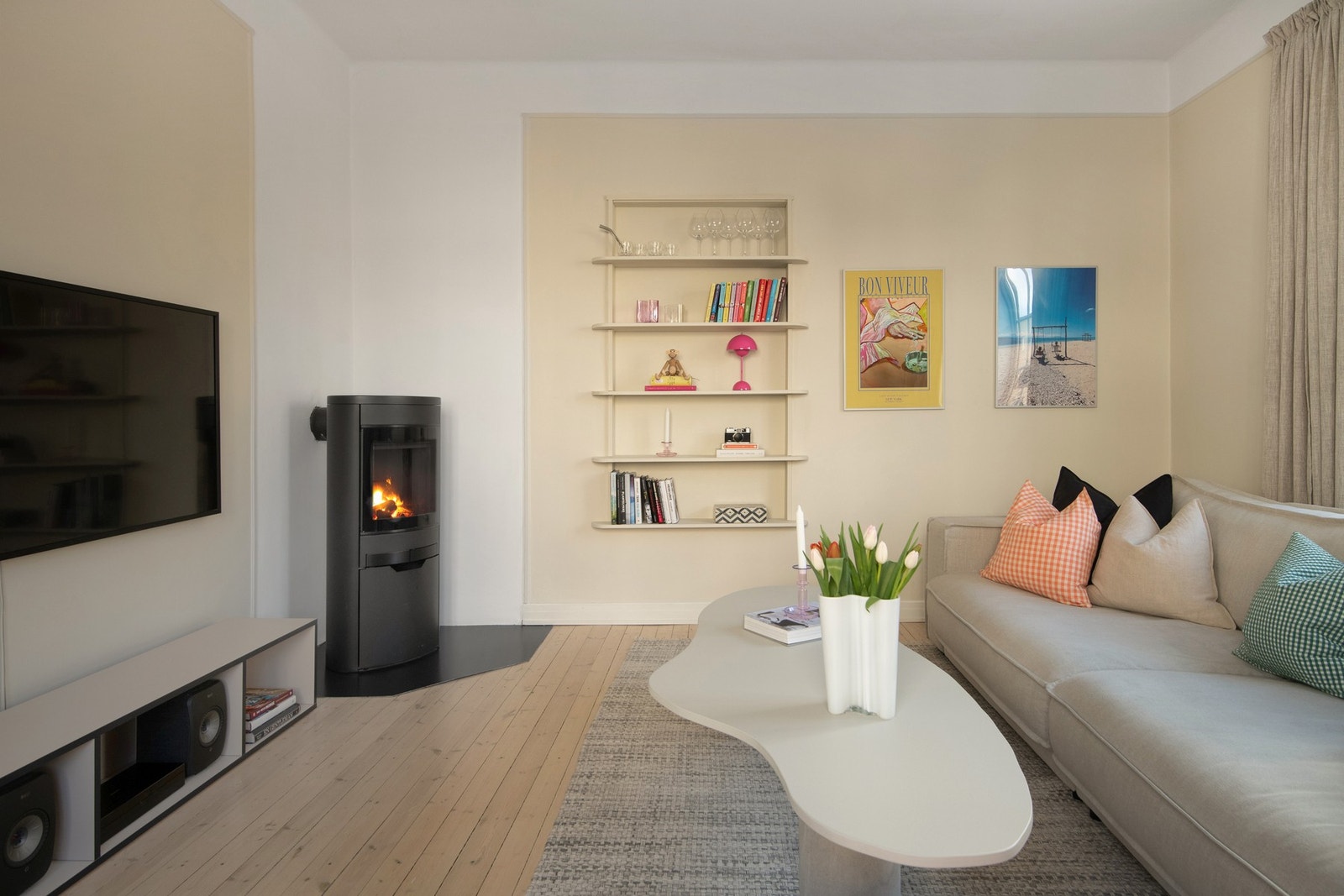 I hjørnet av stuen har du en moderne vedovn som både gir god varme og bidrar til ekstra hygge på kaldere vinterdager. Galleribilde