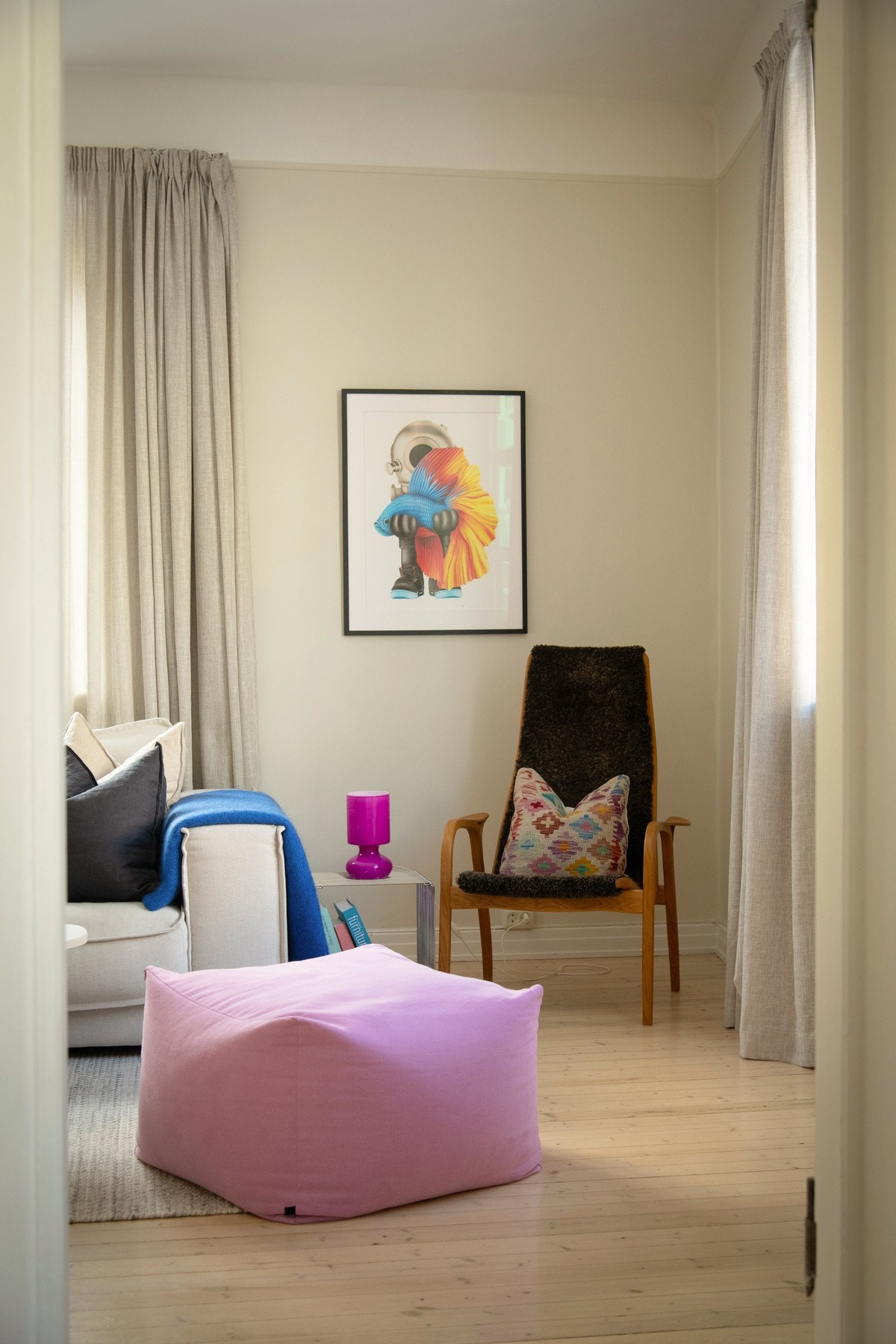 En stor, lys og fin 2-roms hjørneleilighet i en flott klassisk Torshovgård. Leiligheten ligger på hjørnet i byggets 2. etasje, og har en god planløsning med store gode rom. Galleribilde