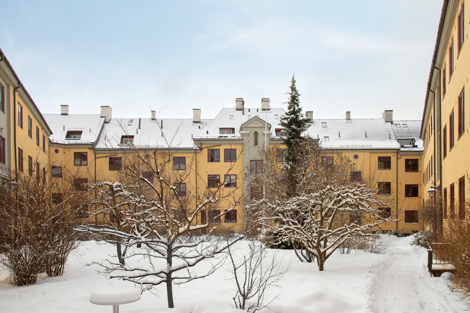 Borettslaget har en stor og flott bakgård som er pent opparbeidet. Dette er uten tvil en skikkelig fin plass for lange og late sommerdager! Galleribilde