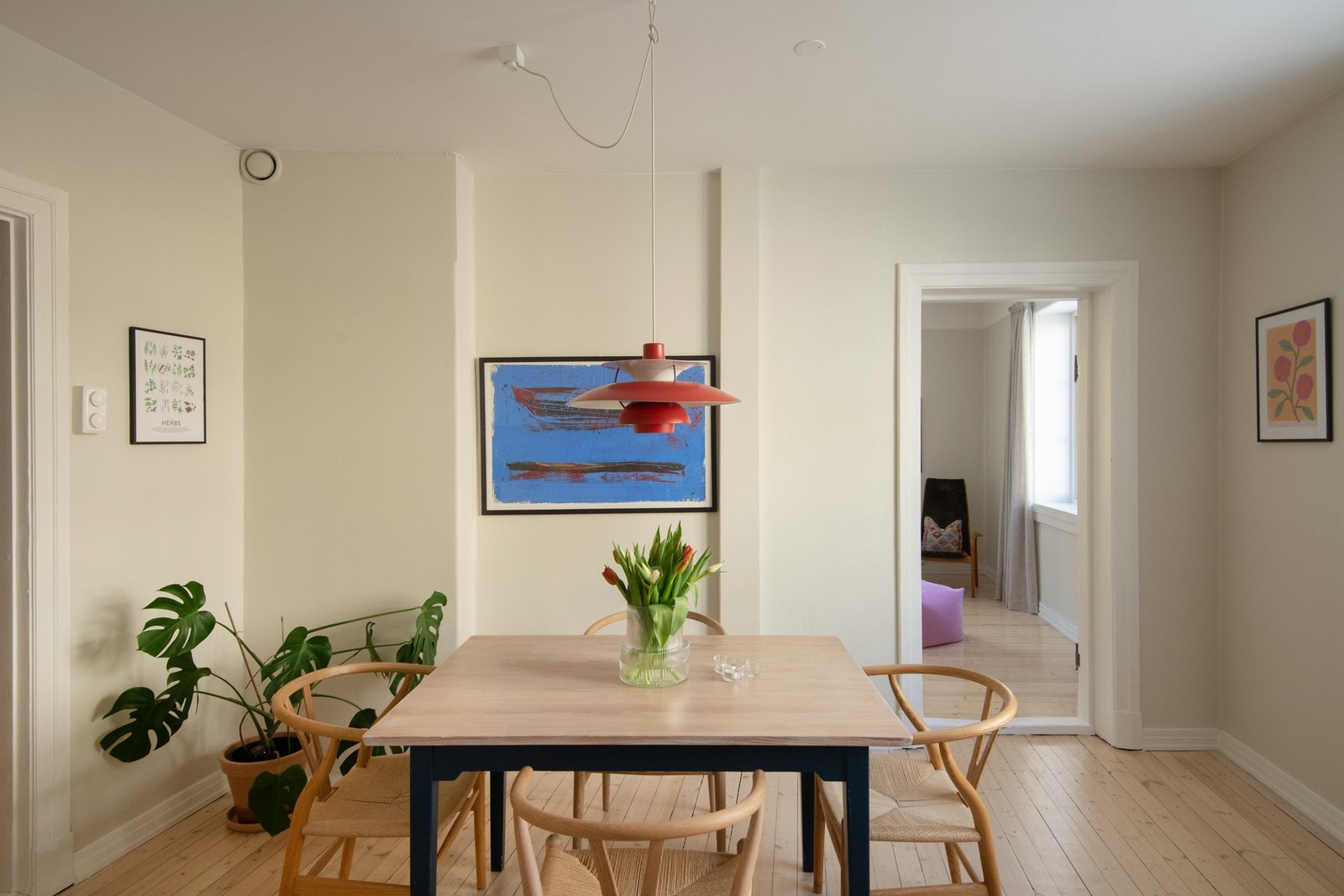 Kjøkkenet har flotte originale tregulv, glatte malte overflater og downlights i himlingen. Galleribilde