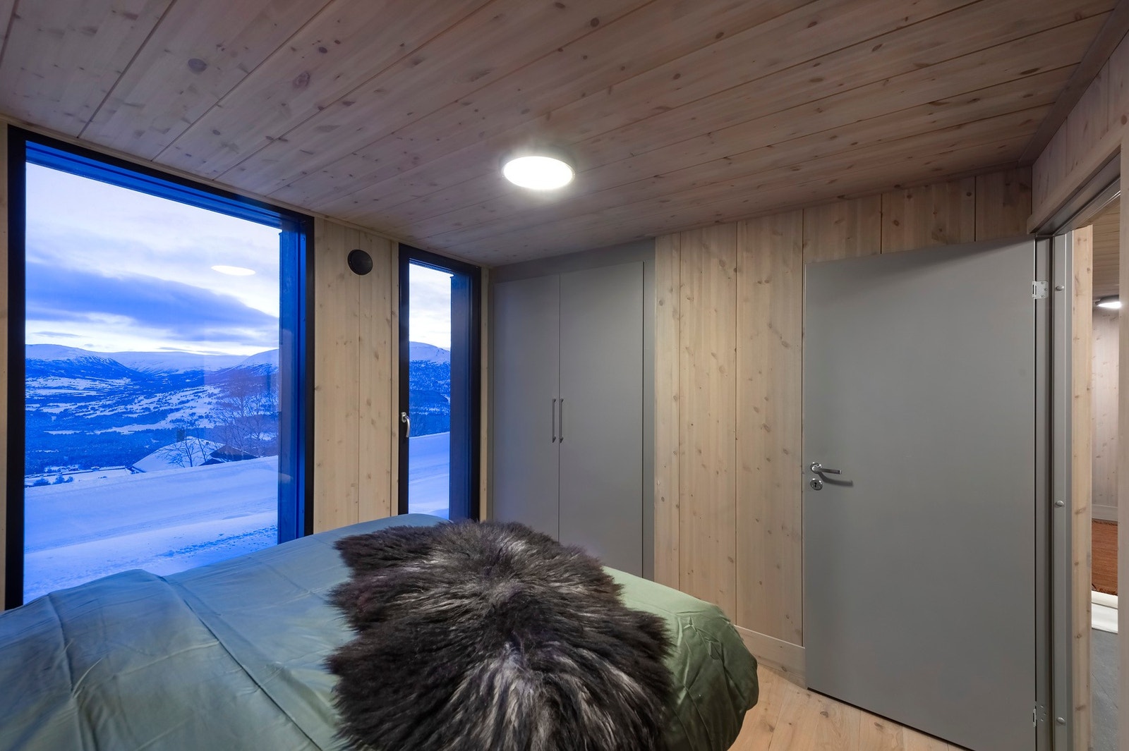 Flott, plassbygd garderobeløsning. Galleribilde