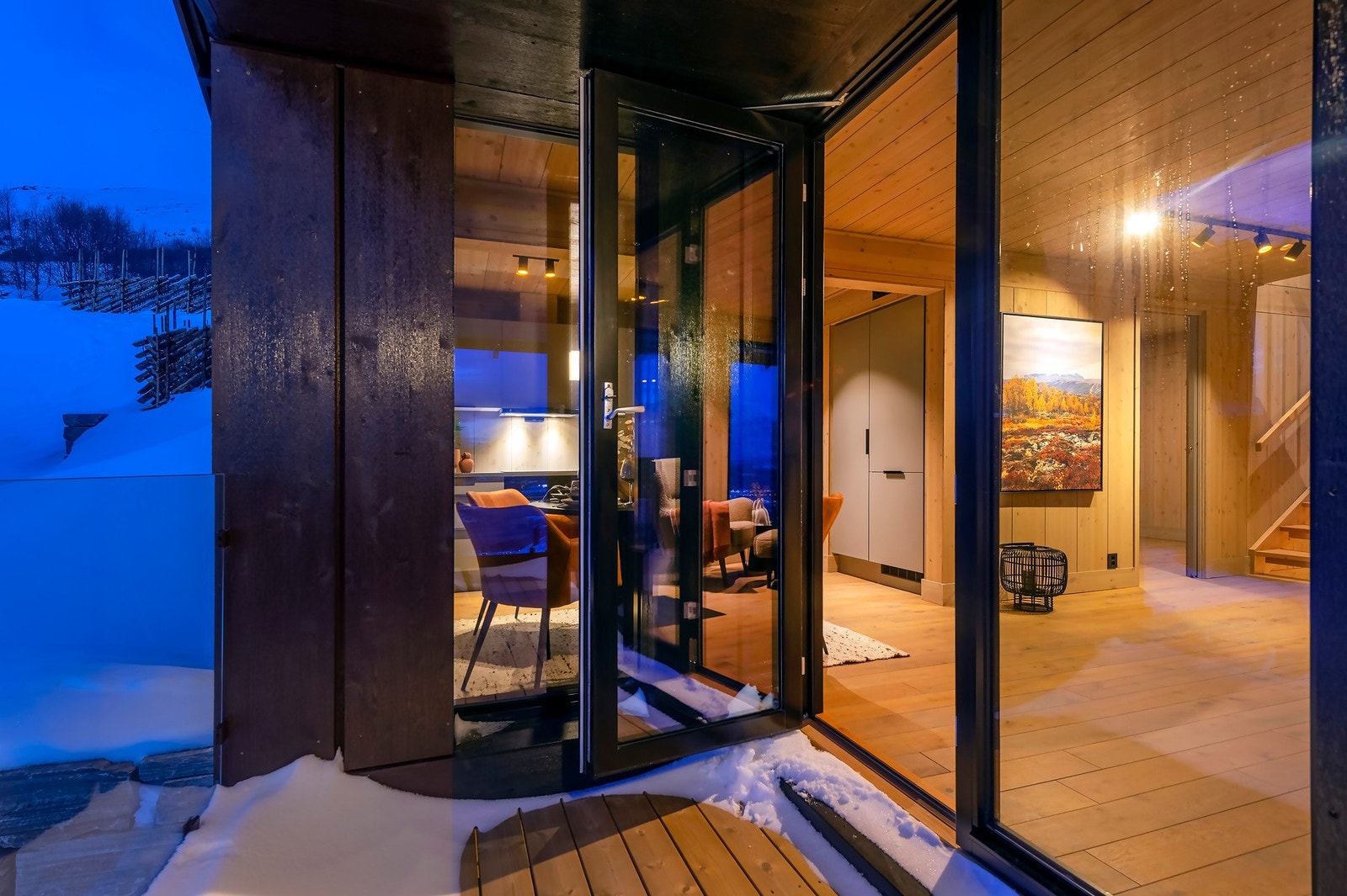 Fra stuen er det direkte utgang til en hyggelig veranda. Galleribilde