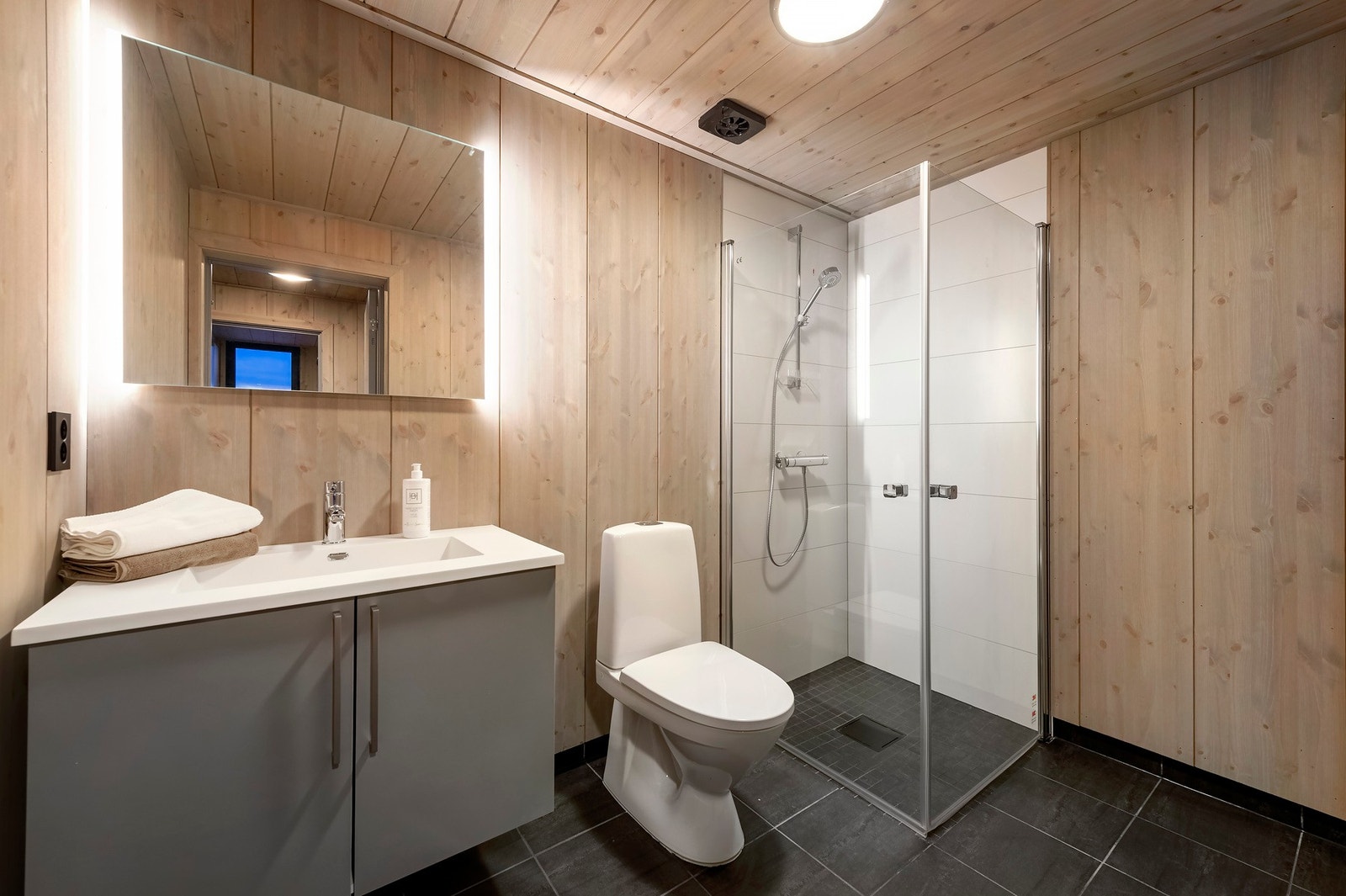 Romslig og lekkert bad av god størrelse. Galleribilde