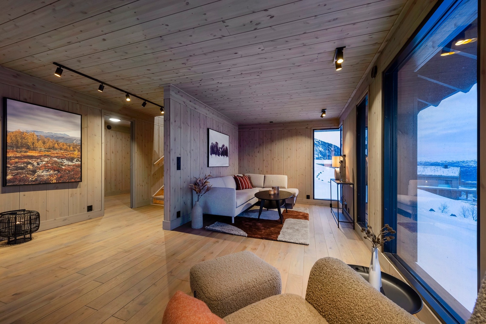 God plass til sofagruppe og flere sittegrupper. Galleribilde