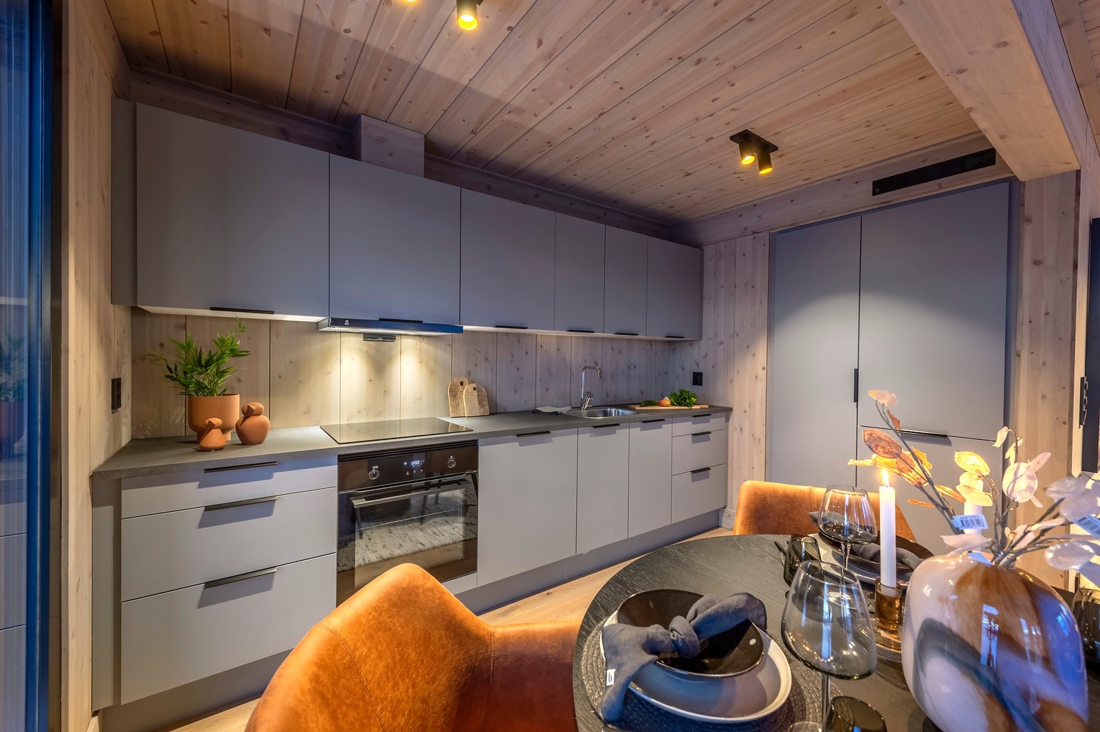 Det er god skap- og benkeplass, som er ypperlig ved matlaging. Galleribilde