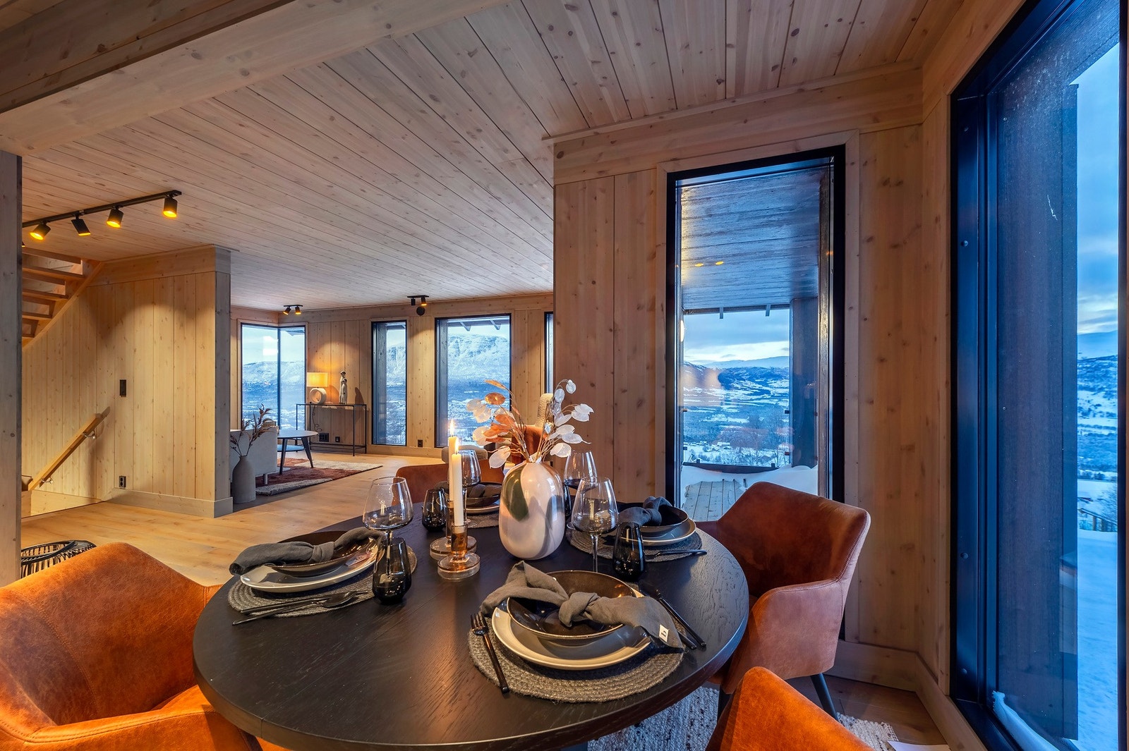 Spisebordet finner sin naturlige plassering ved kjøkken-sone. Galleribilde