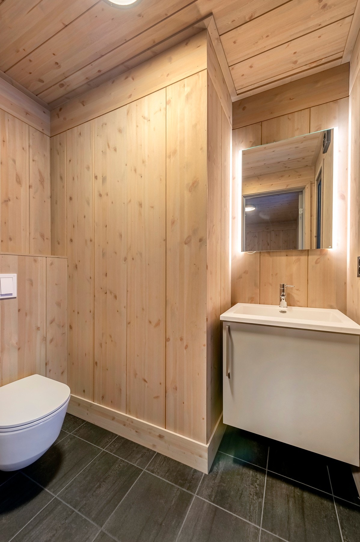 Innredet med blant annet servant på underskap og speil. Galleribilde