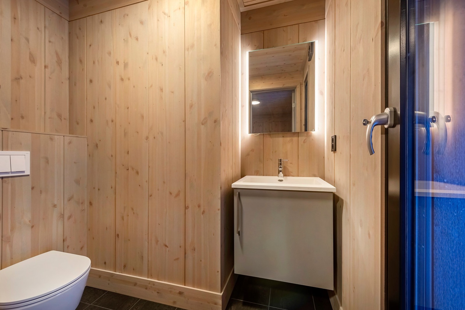 Eget toalettrom i tilknytning til soverom 2. Galleribilde