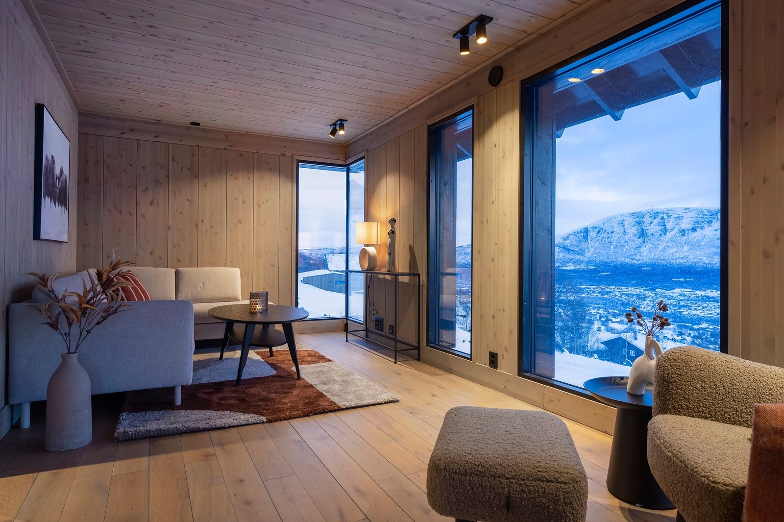 Store vindusflater som slipper inn mye naturlig lys. Galleribilde