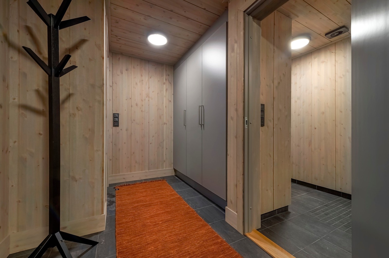 Gang med god plass til å sette fra seg diverse yttertøy. Galleribilde