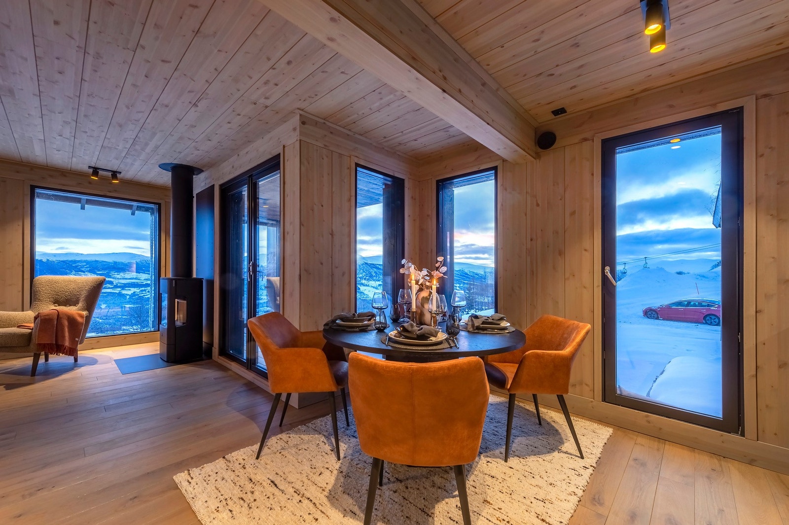 Det er åpen stue- og kjøkkenløsning, som skaper flere soner til rommet. Galleribilde