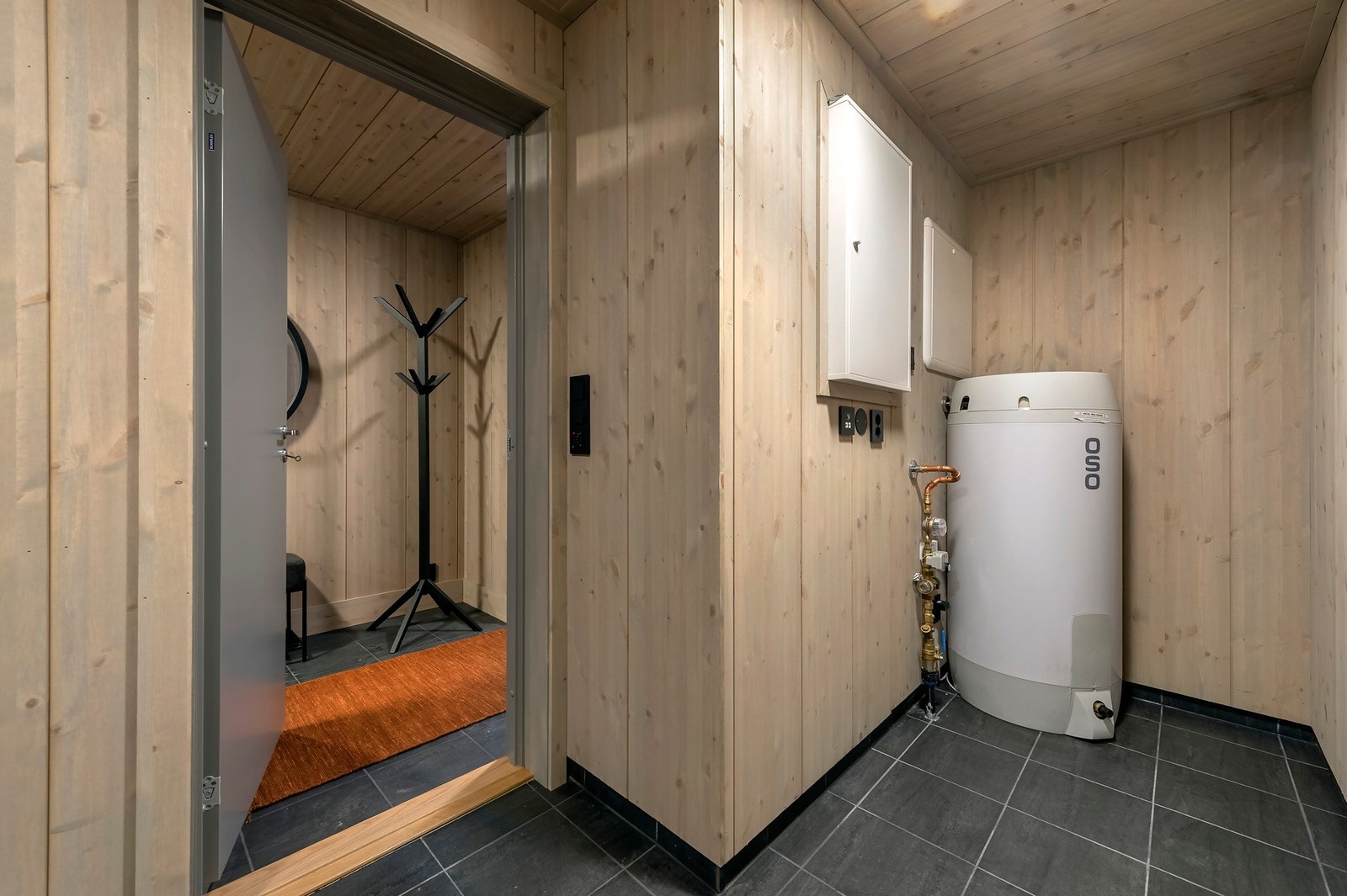 Varmtvannstank er plassert i bod/teknisk rom. Galleribilde