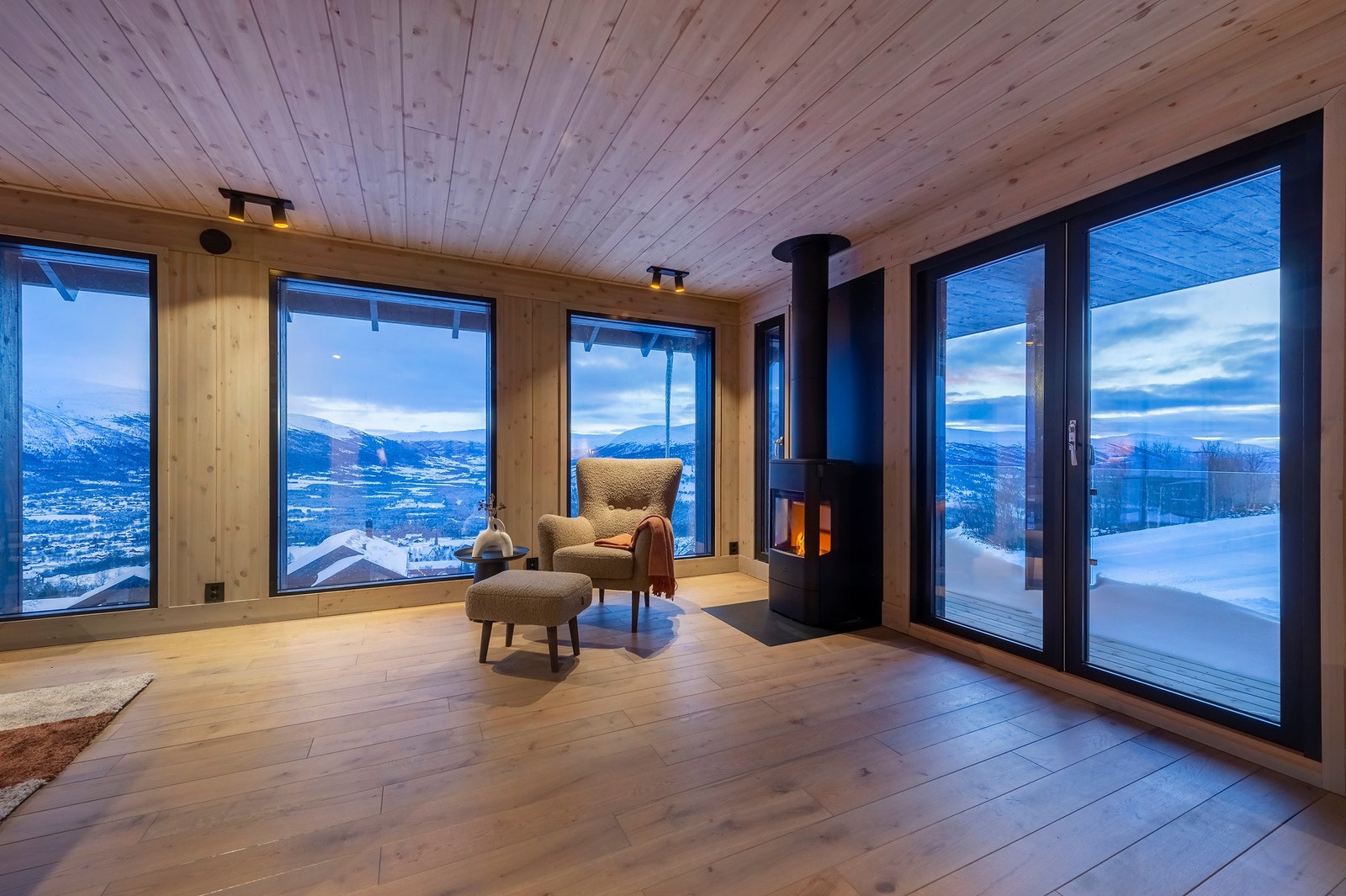 Peis i stue. Galleribilde