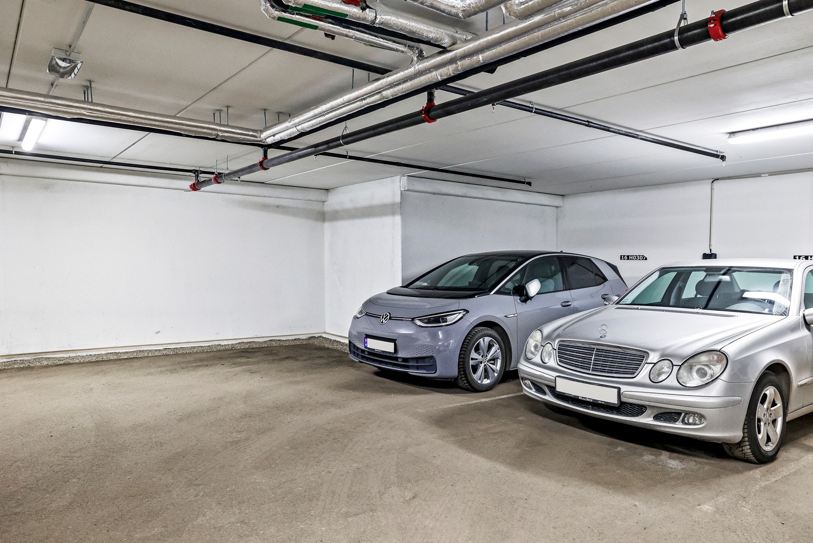 Det følger i tillegg utvendig bod, fast p-plass i garasjekjeller og gjesteparkering på felles oppstillingsplasser Galleribilde