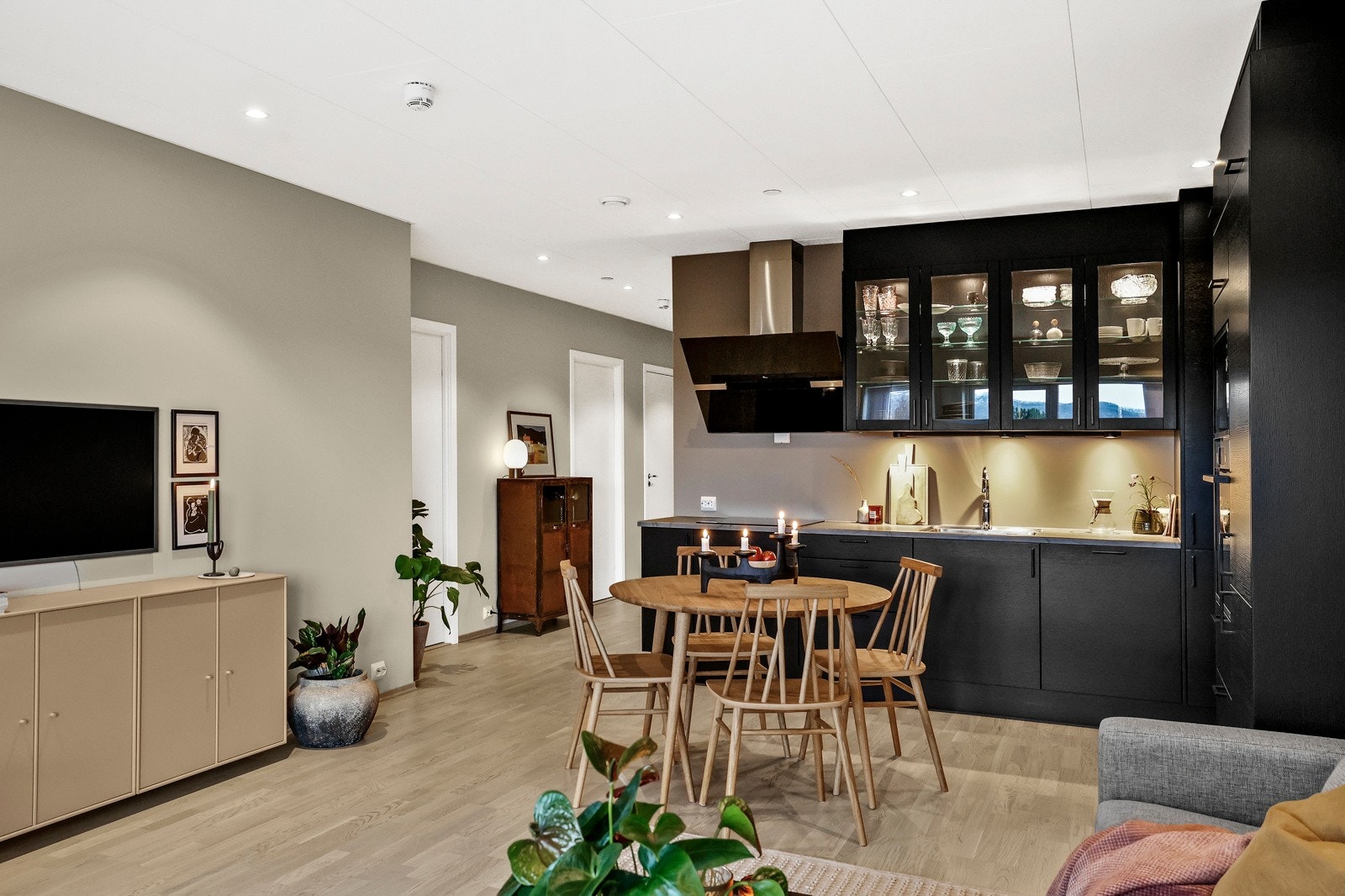 Innredningen har svarte, glatte fronter og benkeplate av laminat Galleribilde