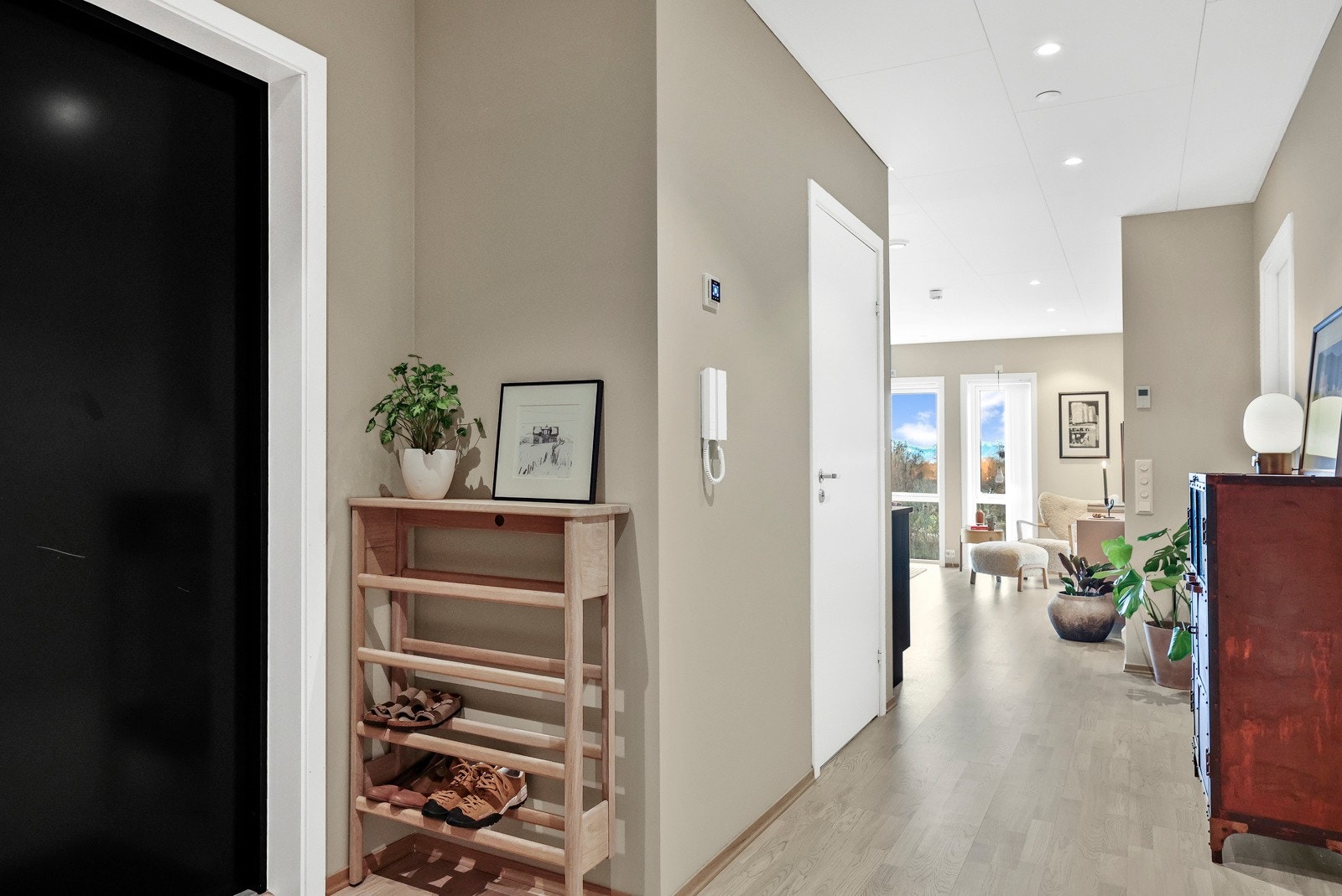 Det er god plass til jakker og sko, samt ekstra graderobemblement Galleribilde
