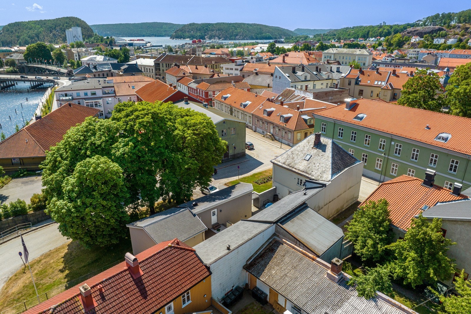 Eiendommen ligger meget sentralt til på Nordsiden av sentrum med nærhet til alle sentrumsfunksjoner Galleribilde