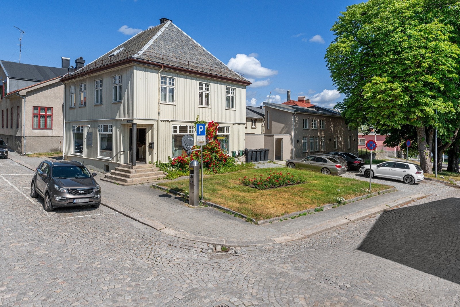 Romslig kombinert eiendom meget sentralt i Halden Galleribilde