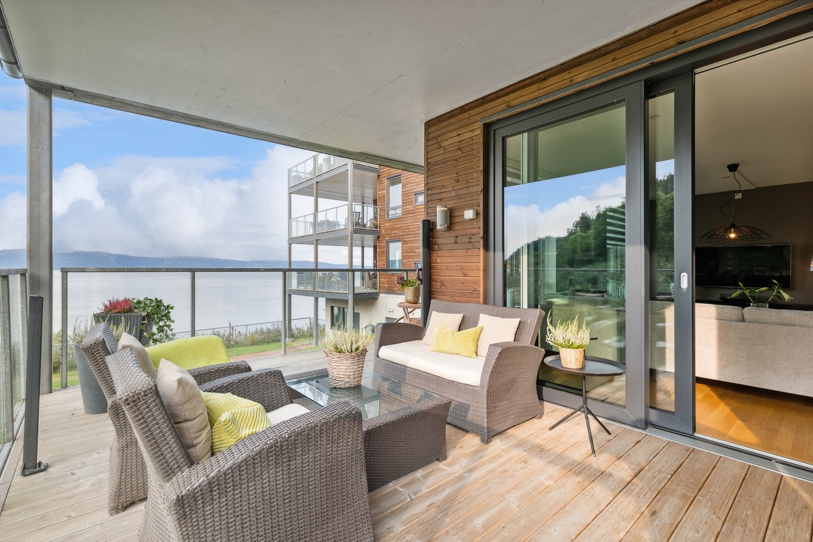 Fra stuen er det utgang til en stor og overbygd terrasse med god plass til utemøbler. Galleribilde