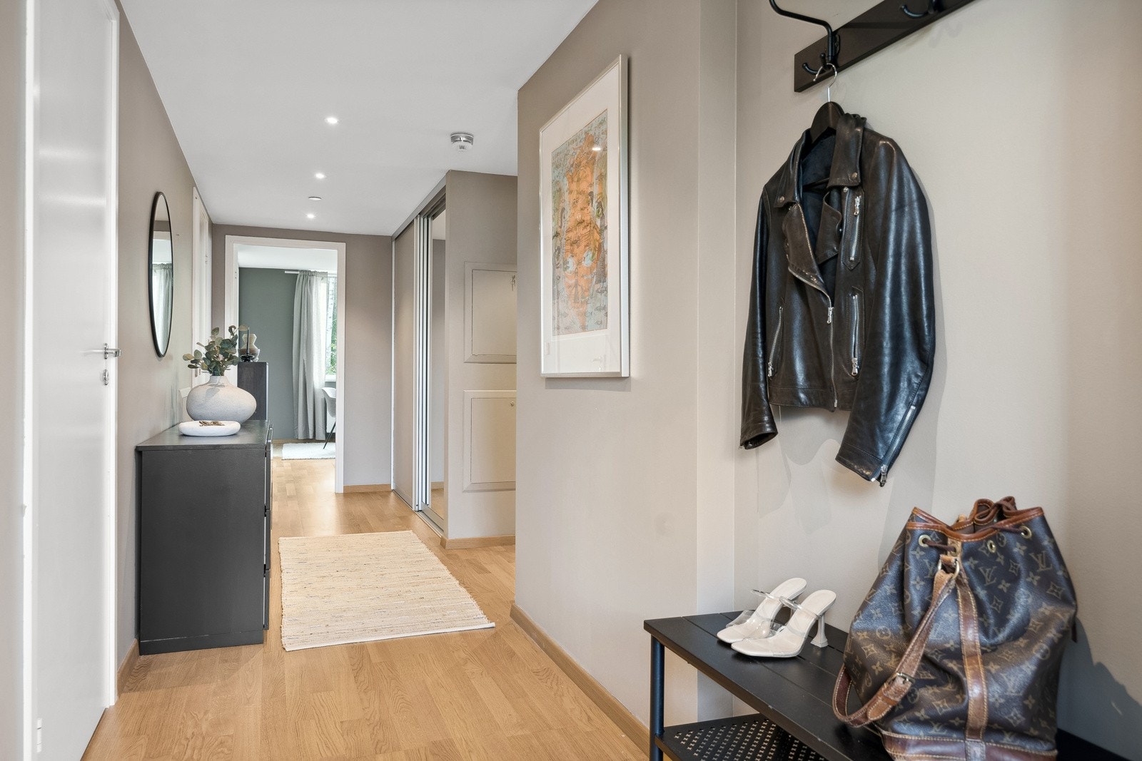 Vel inne ønskes man velkommen av en innbydende gang med downlights. Galleribilde
