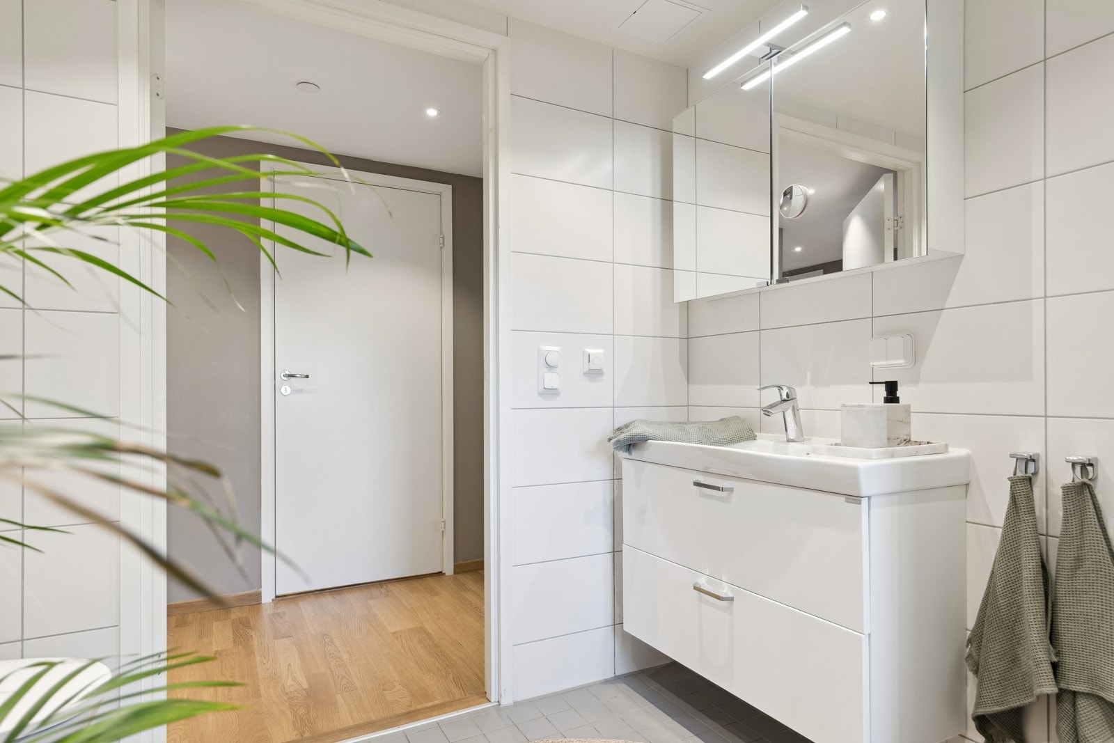 Badet har gulvvarme, downlights og et dusjhjørne med innfellbare glassvegger. Galleribilde