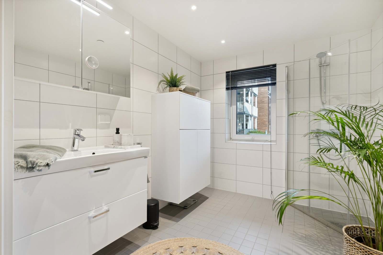 Dagene får en god start på et stilrent bad med delikate fliser på både gulv og vegger. Galleribilde