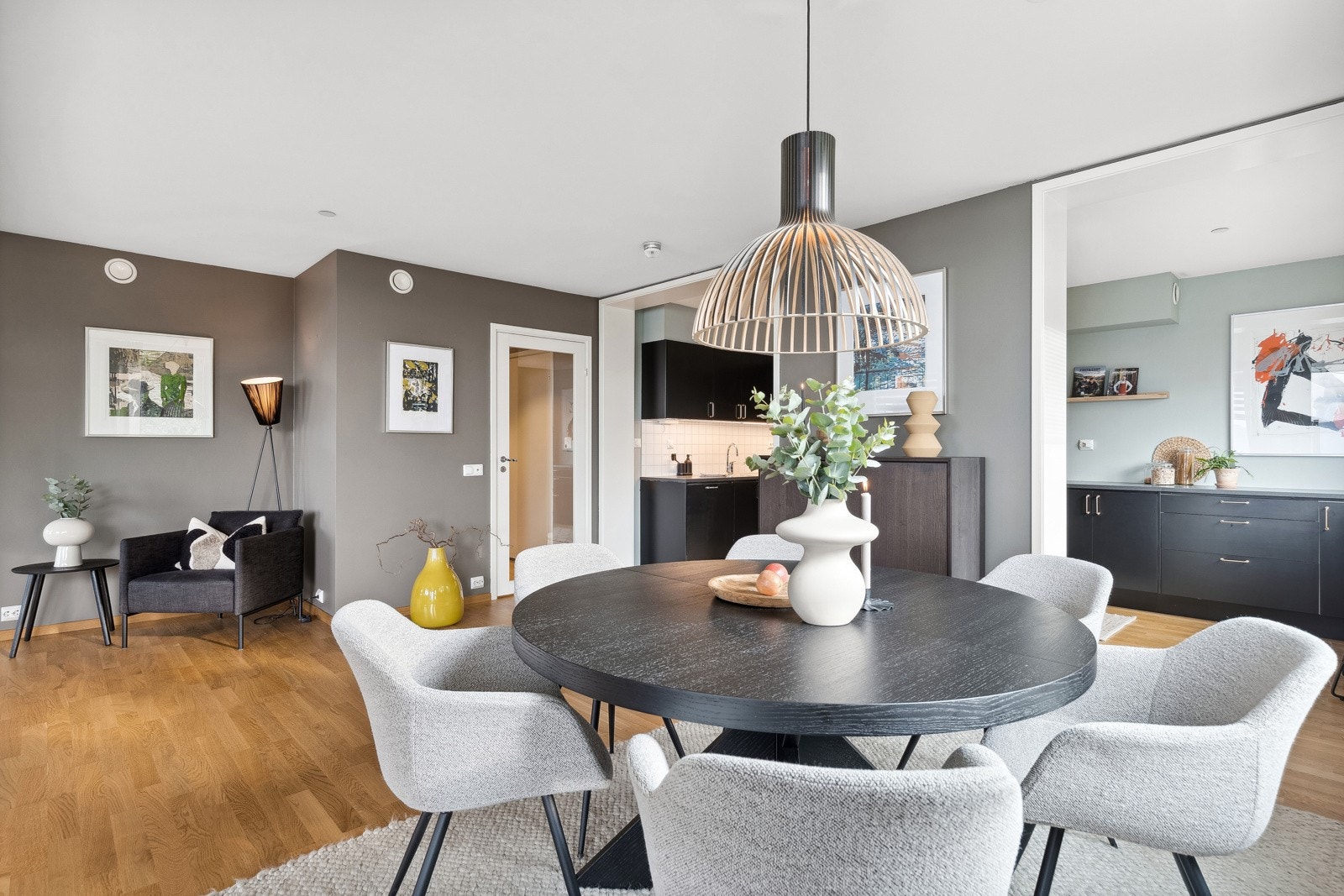 Stuen innbyr til hyggelige middager med familie og venner. Galleribilde