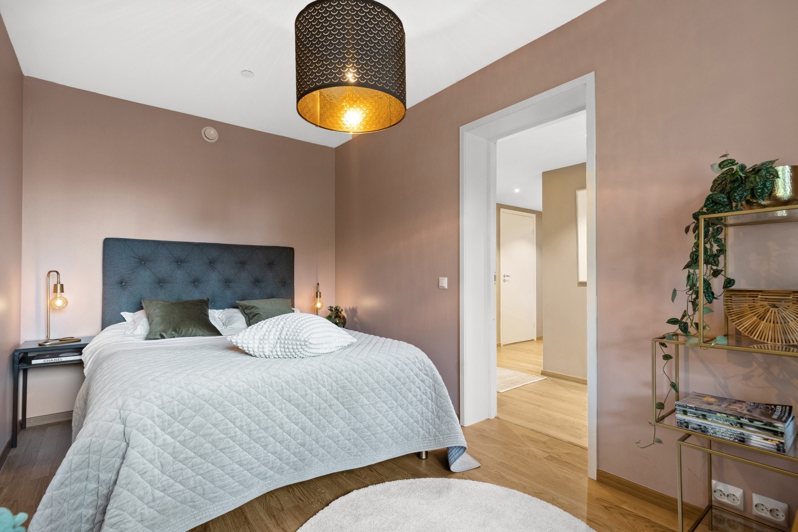 Planløsningen byr på to stilfulle soverom malt i ulike moderne fargetoner. Galleribilde