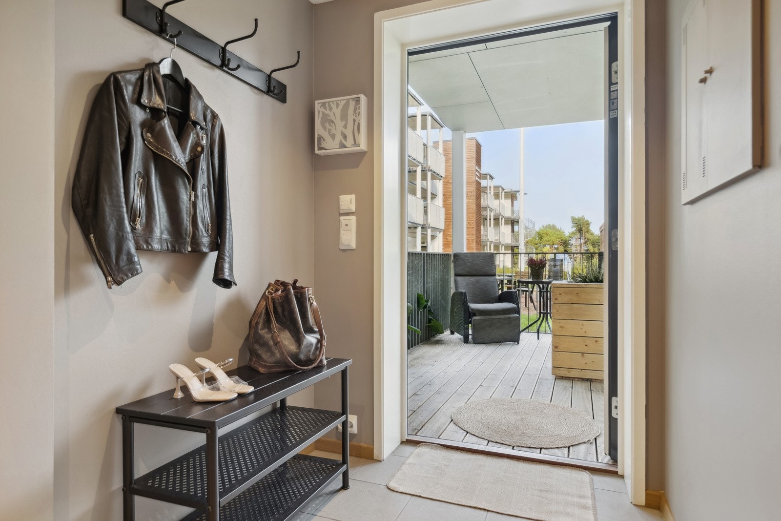 Leiligheten har egen inngang via en utvendig svalgang. Galleribilde