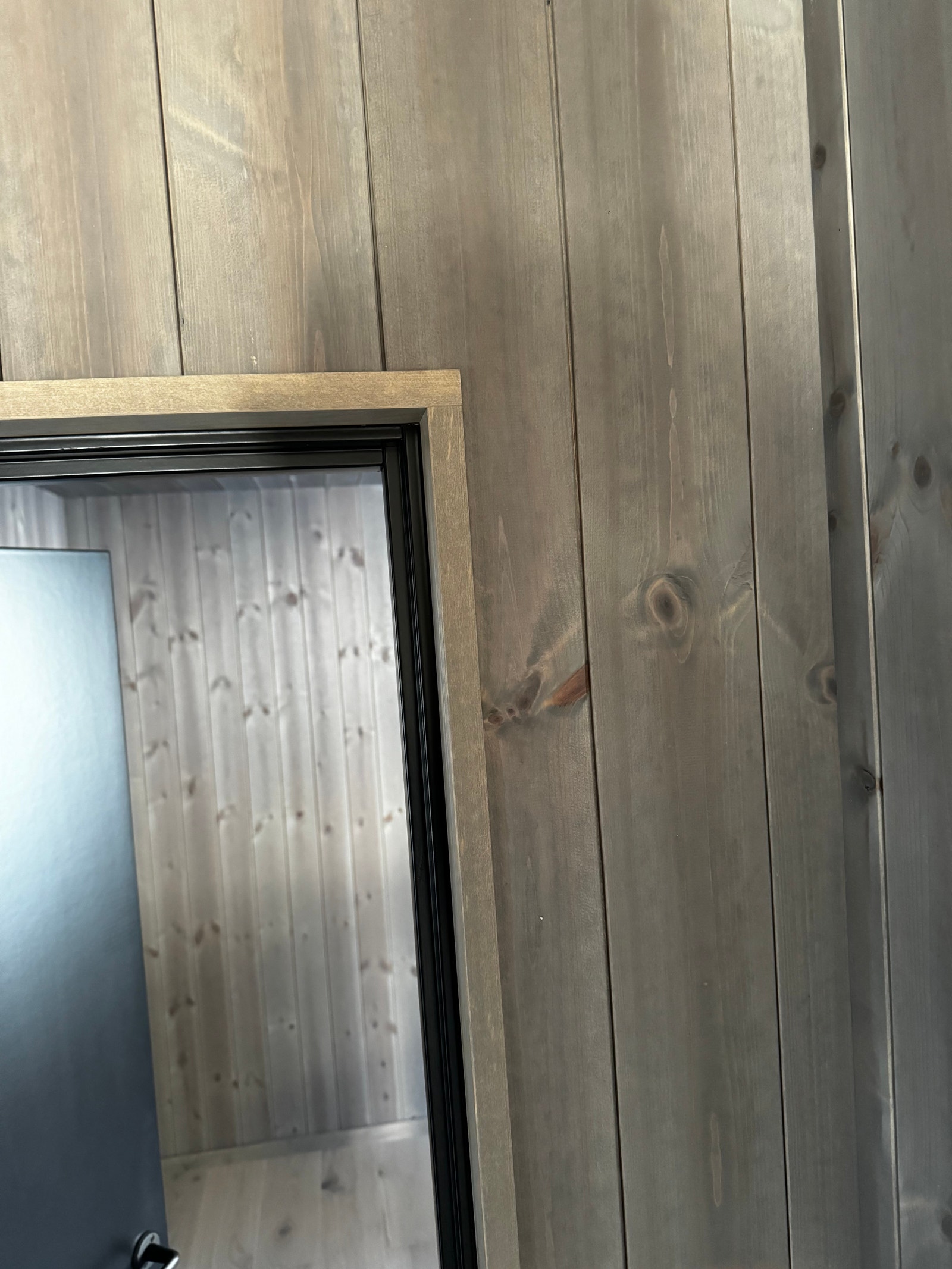 Ingen lister rundt dører og vinduer, kun foringer Galleribilde