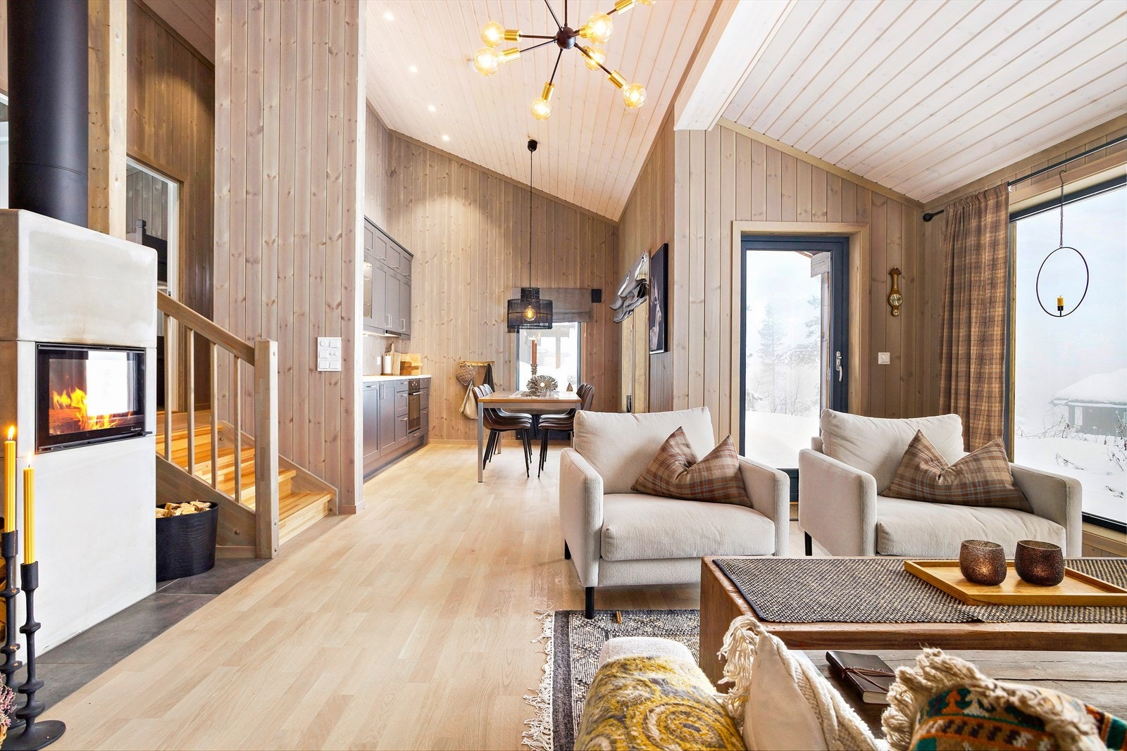 Velkommen inn til en koselig og innbydende stue. Sosial åpen stue og kjøkkenløsning. Galleribilde