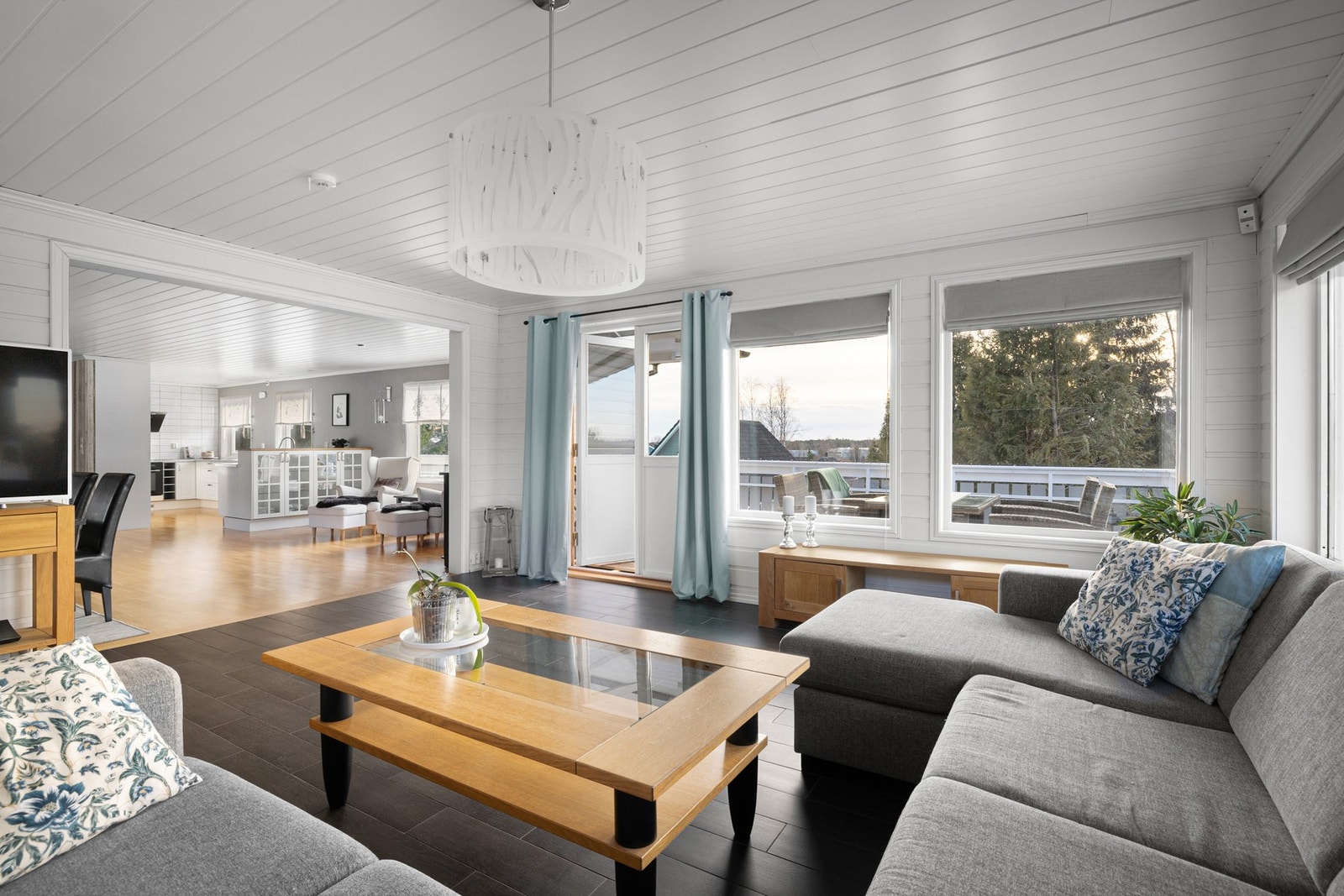 Stue med rikelig lysinnslipp og direkte utgang til terrasse - perfekt for lange sommerkvelder Galleribilde