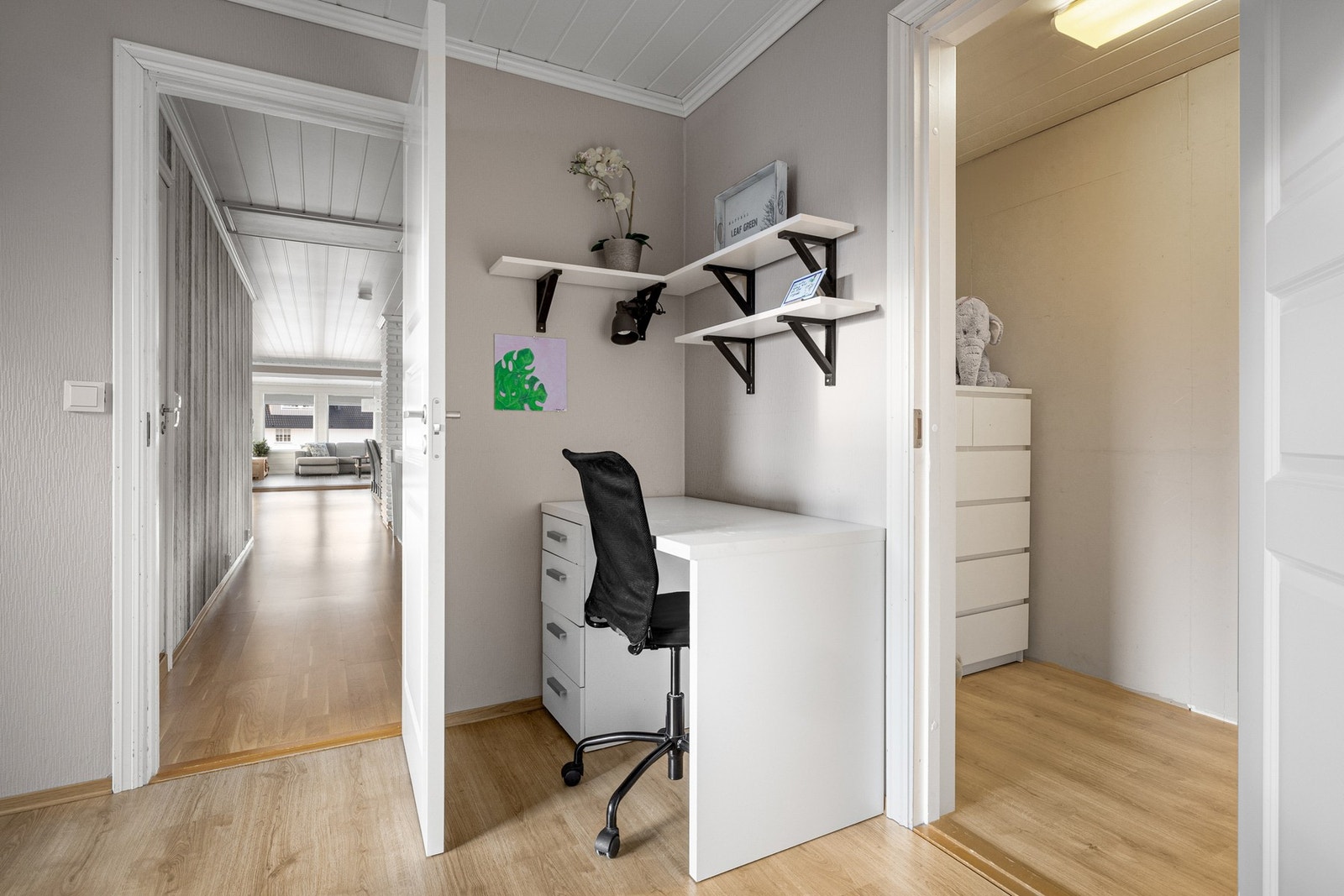 Soverommet har god plass til seng og kontorløsning Galleribilde