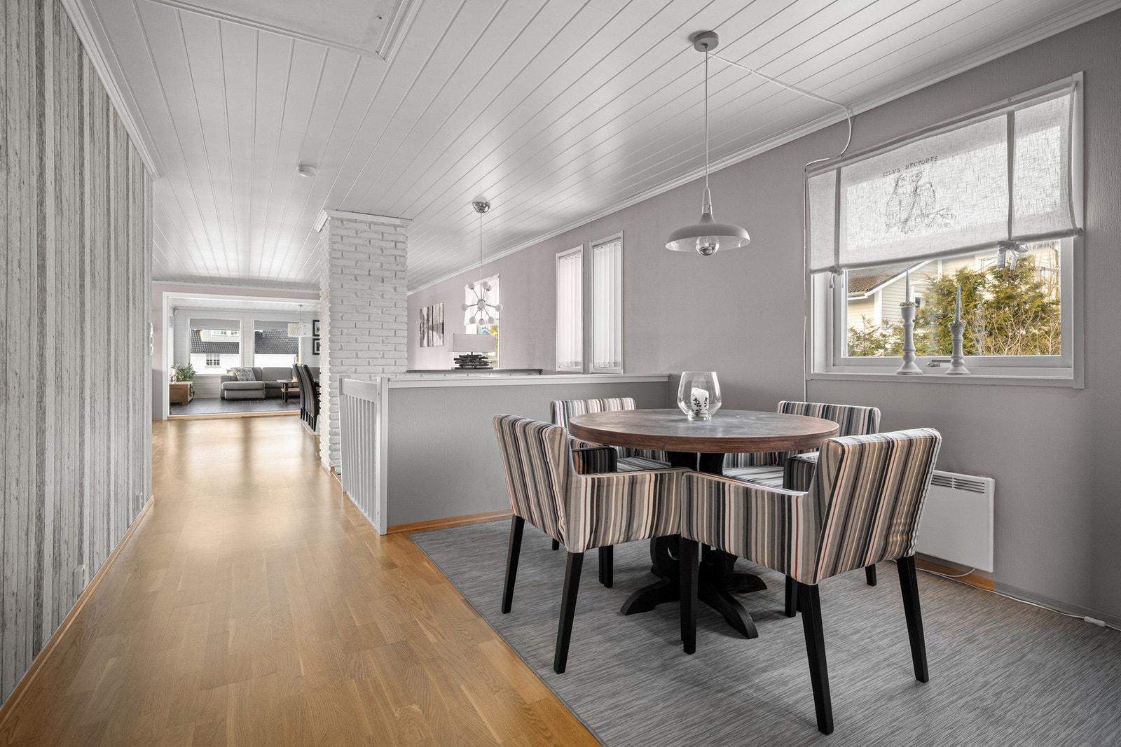 Boligen har flere muligheter - denne spisestuen var opprinnelig soverom 2 i denne etasjen. Galleribilde