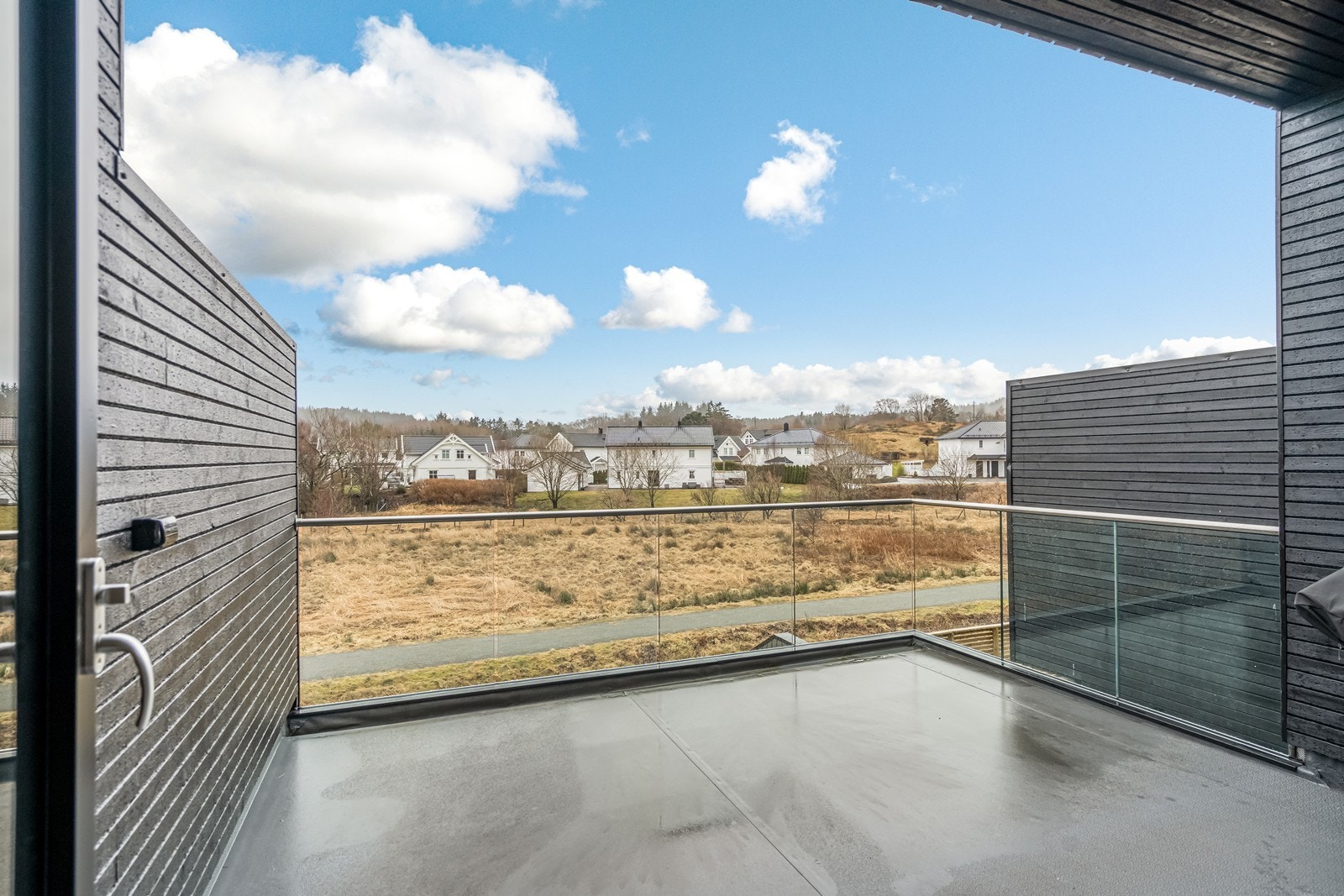 Utsikt fra terrasse til et lite friområde! Galleribilde