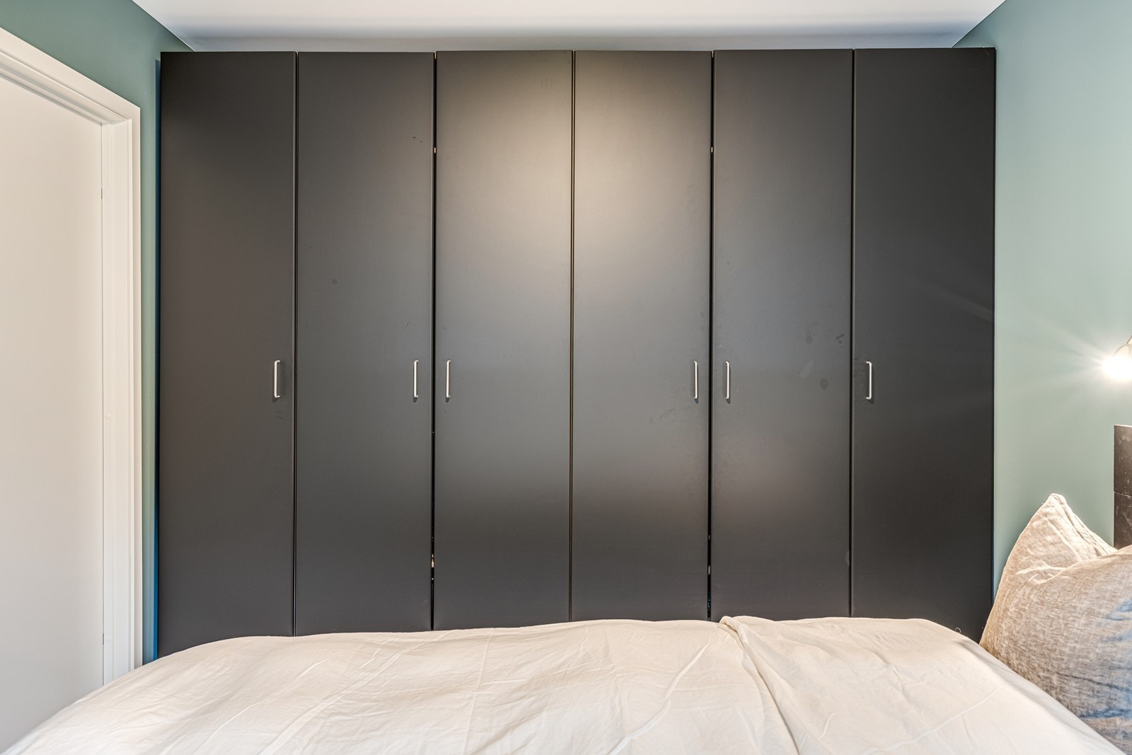 Mye garderobeplass Galleribilde