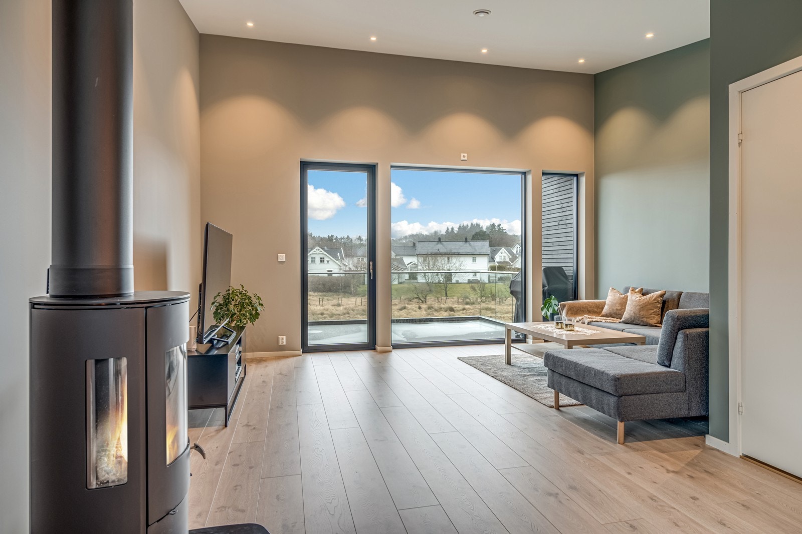 Stue med store vindusflater og god takhøyde! Galleribilde