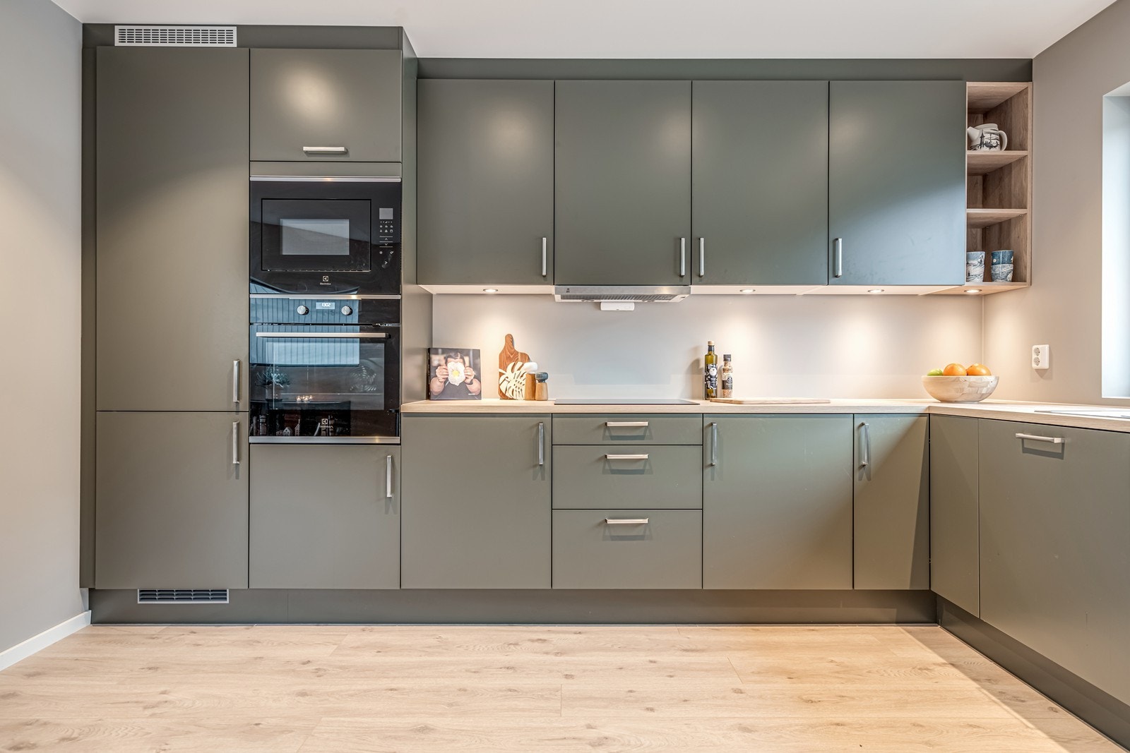 Flott Aubo kjøkkeninnredning - Alle hvitevarer integrert Galleribilde