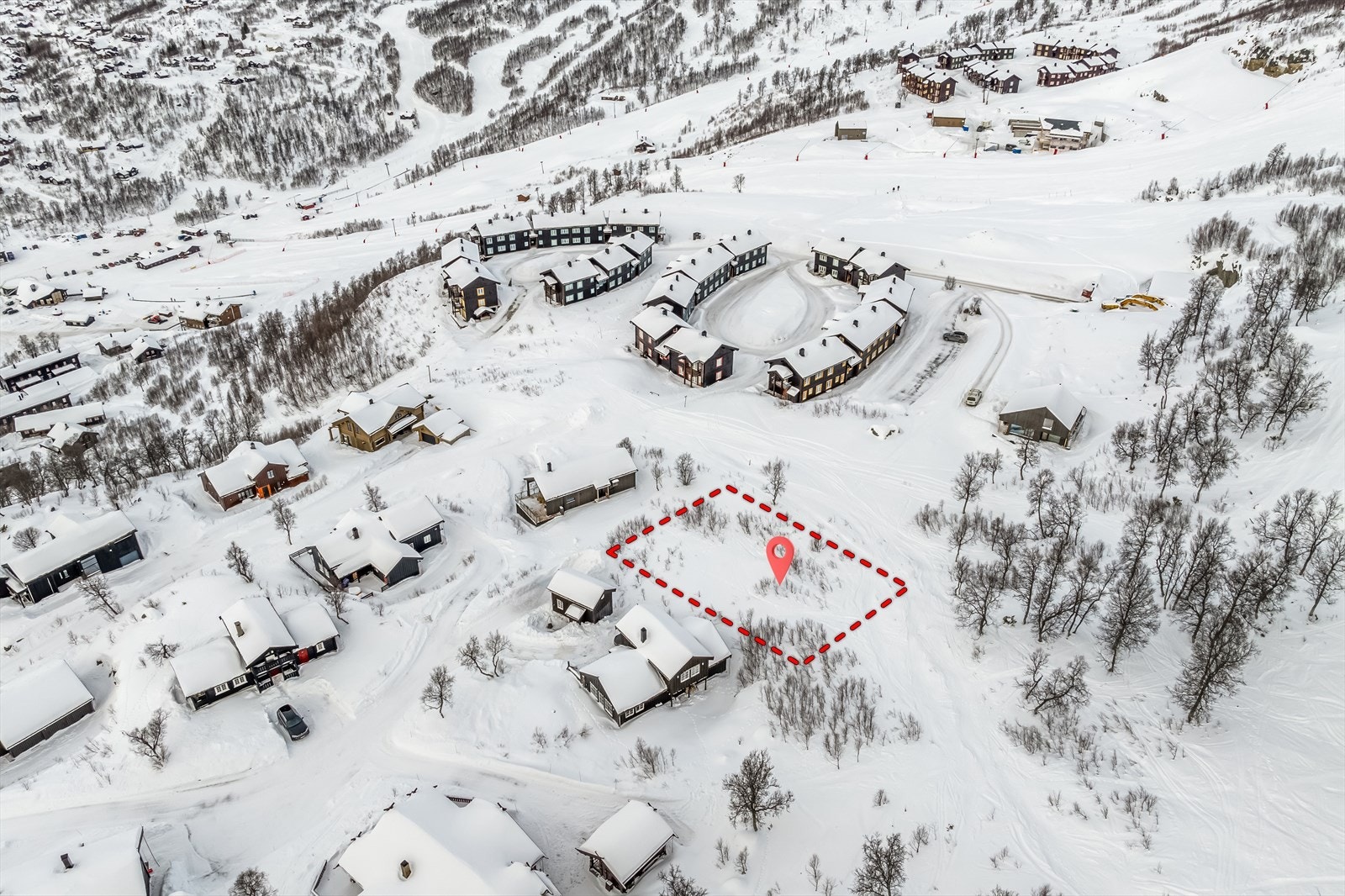 Tomt i enden av veien hvor alpint og langrennsløyper ligger rett ved eiendommen - grensemarkering er ikke nøyaktige, men gir en omtrentlig indikasjon på mål/størrelse. Galleribilde