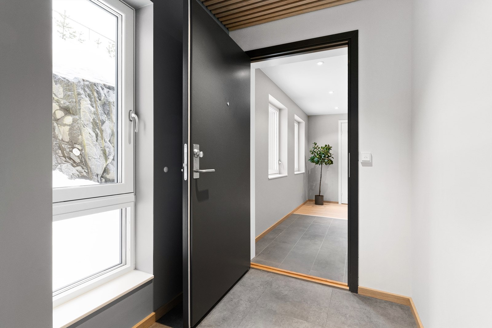 Velkommen inn! Egen inngangsdør fra innerst i fellesareal. Galleribilde