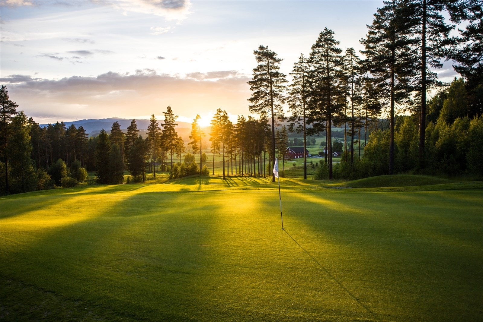 Kongsberg har forskjellige fritids- og aktivitetstilbud, herunder med Kongsberg Golfbane som et populært fristed for mange. Galleribilde