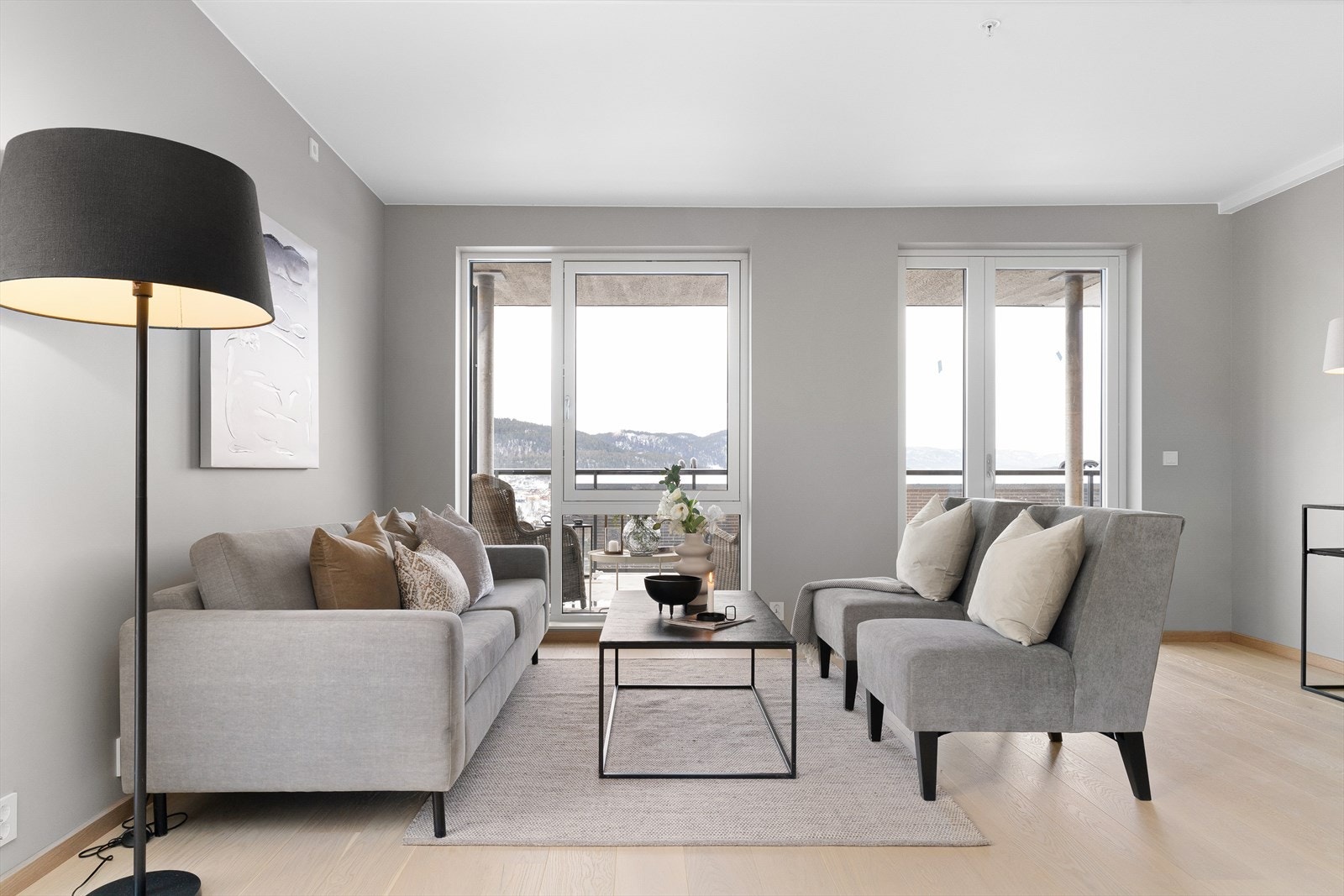 Store vinduer som slipper inn rikelig med dagslys, samt utgang til balkong. Galleribilde
