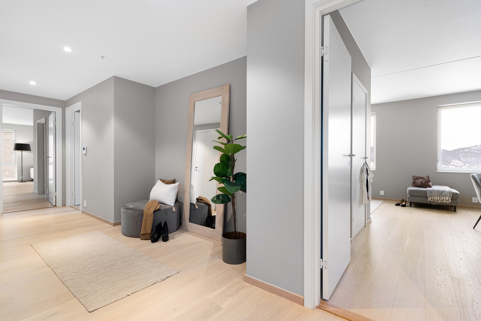 Stor og romslig entrè med plass til garderobeskap mv. Galleribilde